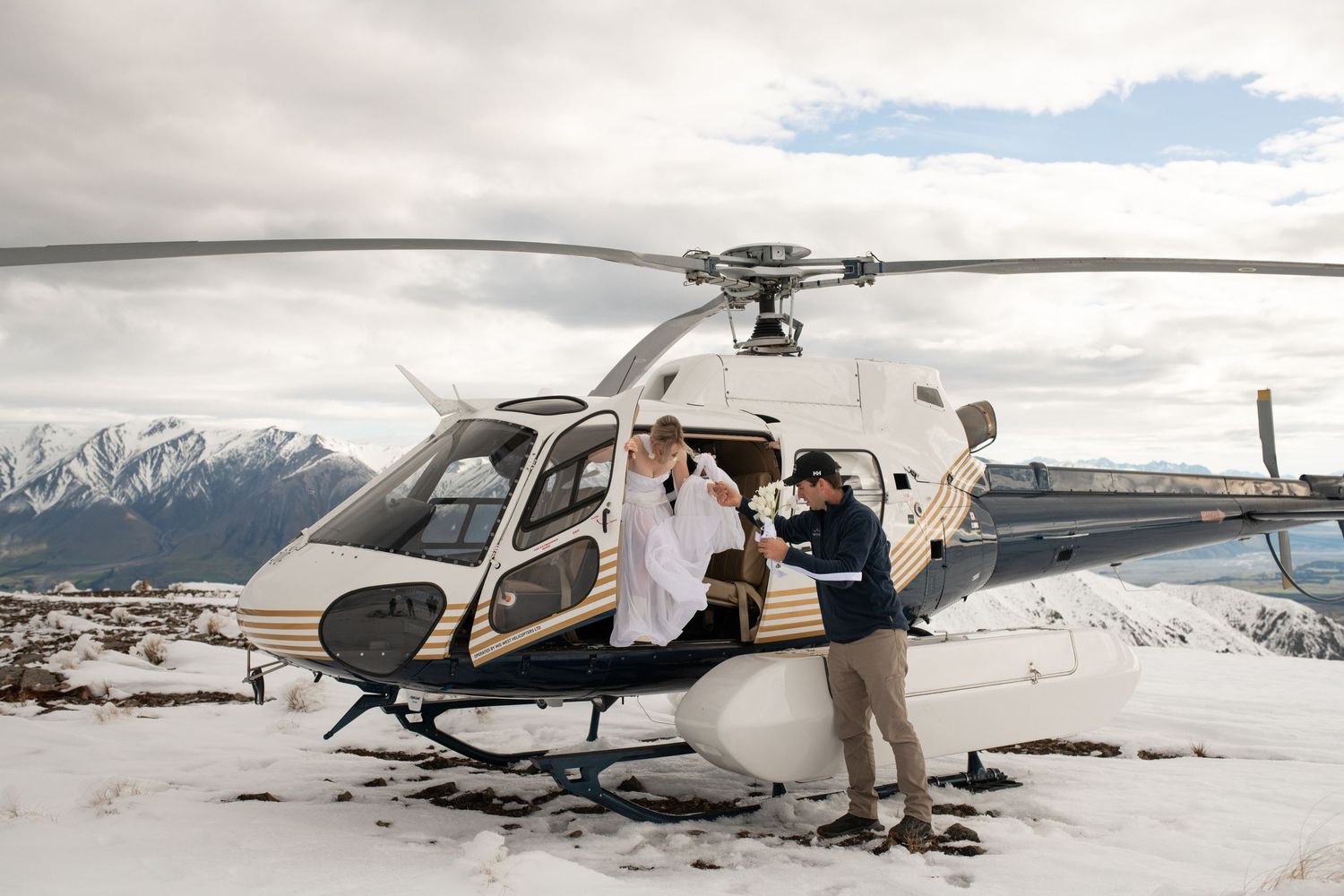 Wedding and Elopement Photography, Adventure elope in new Zealand, Canterbury, christchurch, Queenstown. NZ elopement intimate wedding venue