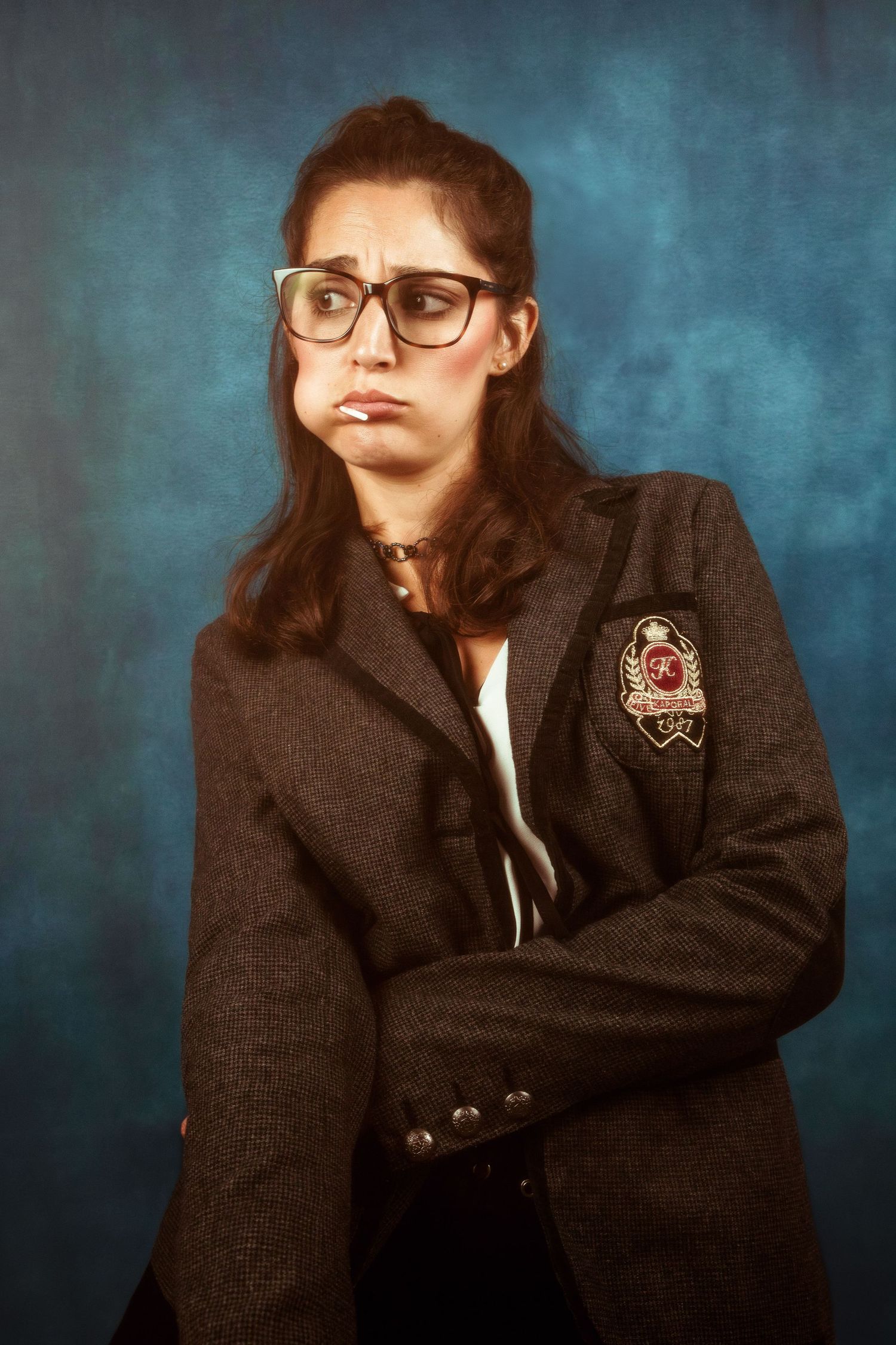 Portrait artistique en studio à Saint-Étienne d’une femme dans un look back to school inspiré des années 90