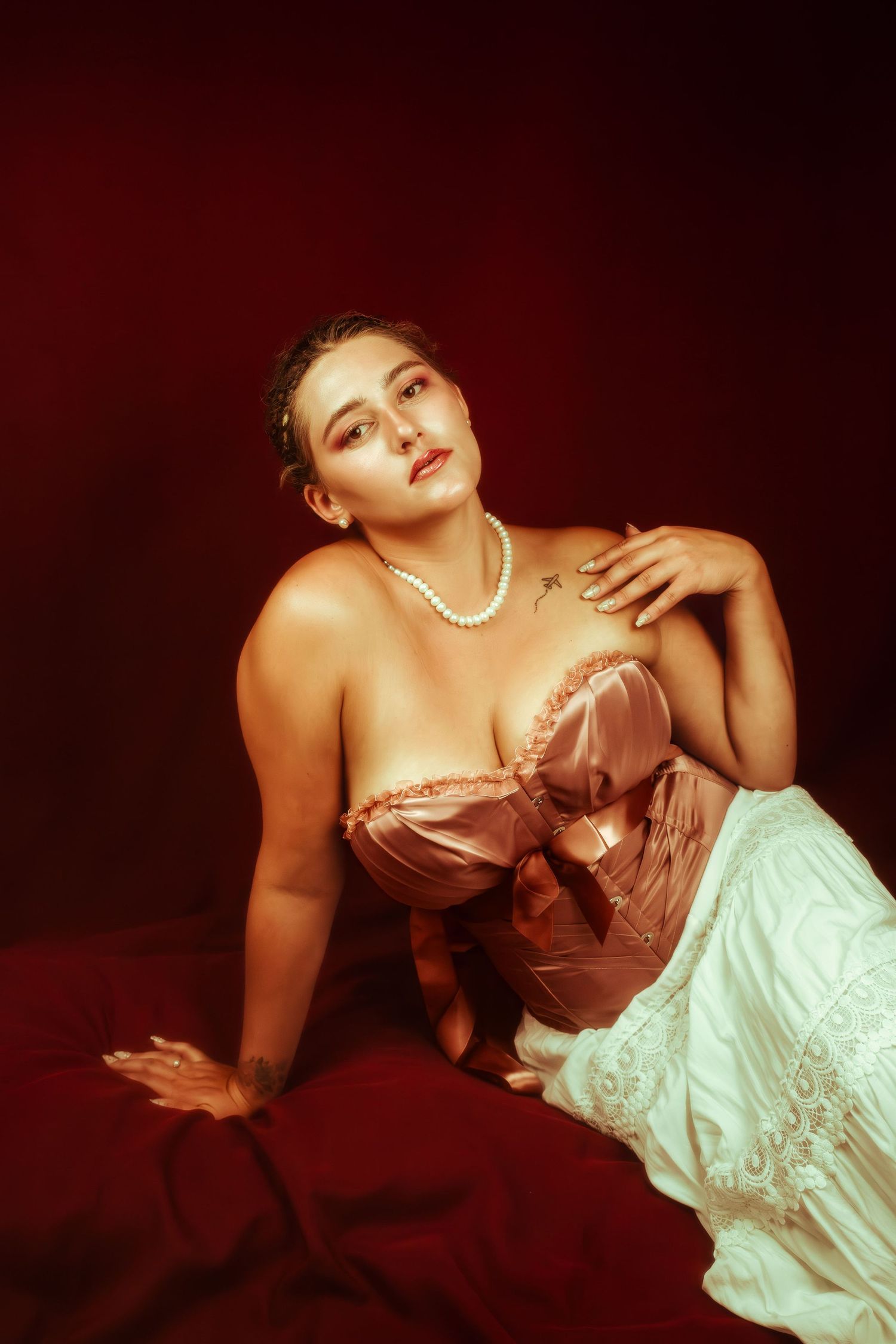 Photo en studio dans la Loire d’une femme dans une mise en scène vintage romantique, pleine de tendresse, de poésie et d'assurance
