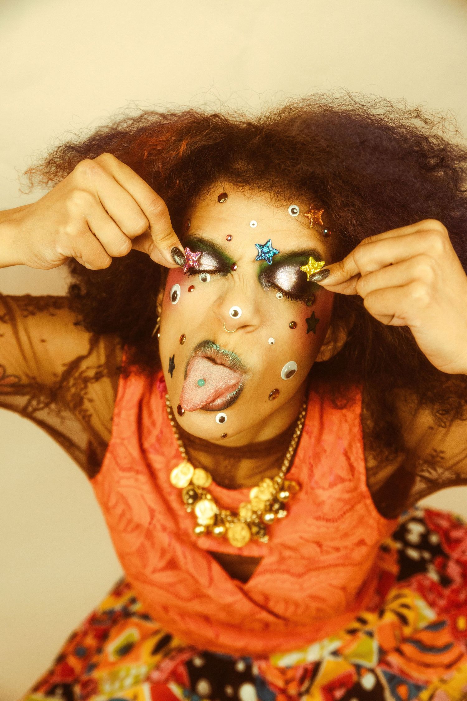 Femme posant en studio près de Saint-Étienne avec des accessoires loufoques, ambiance fun et décalée, shooting photo artistique