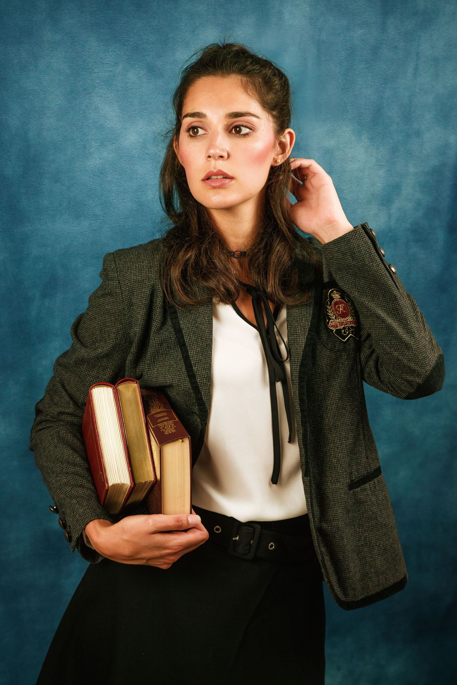 Photo d’une femme en jupe plissée et blazer oversize, incarnant une vibe back to school nineties, shooting artistique en studio Loire