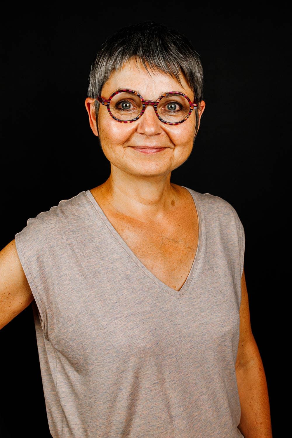 Photo en studio près de Saint-Étienne d’une femme habillée de manière élégante, capturant son image professionnelle et sérieuse