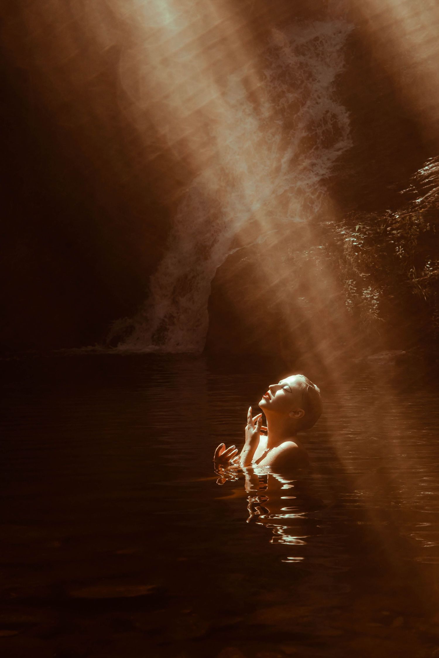 Image poétique d’une femme immergée dans un lac de la Loire, évoquant une divinité aquatique, shooting photo artistique