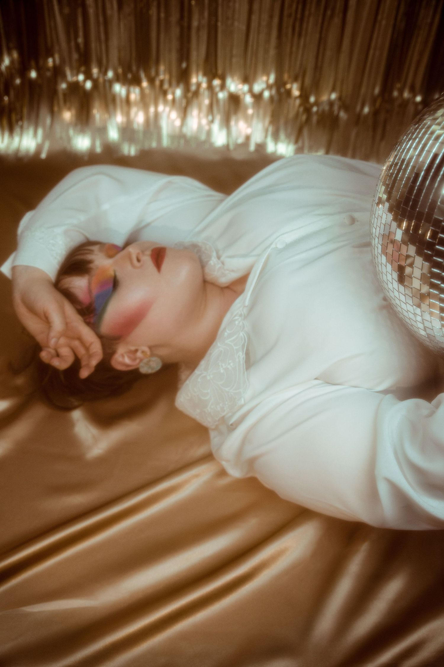 Portrait de femme façon années 80, avec look vintage et éclairage coloré en studio près de Saint-Étienne