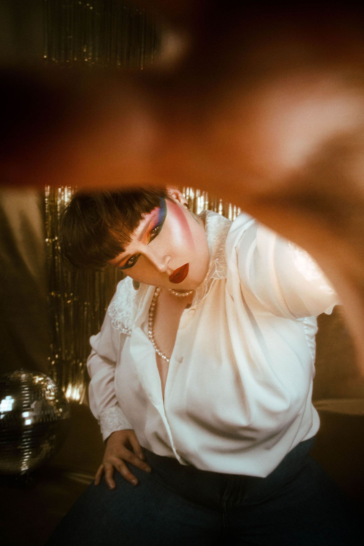 Portrait en studio d’une femme stylée années 80, ambiance rétro et audacieuse, shooting photo artistique Saint-Étienne