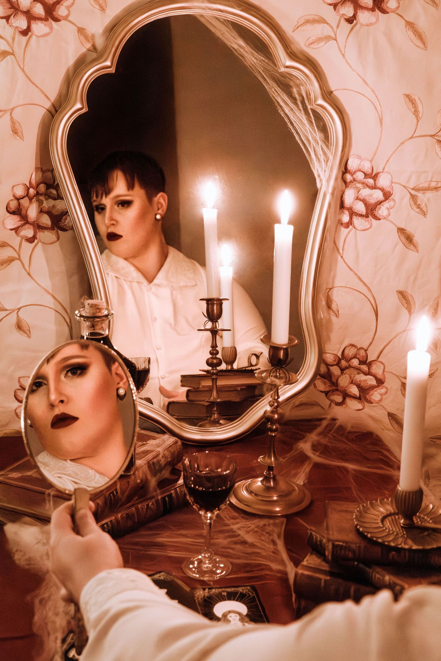 Portrait d'une femme se regardant dans un miroir, éclairée à la bougie en séance photo artistique à Saint-Étienne