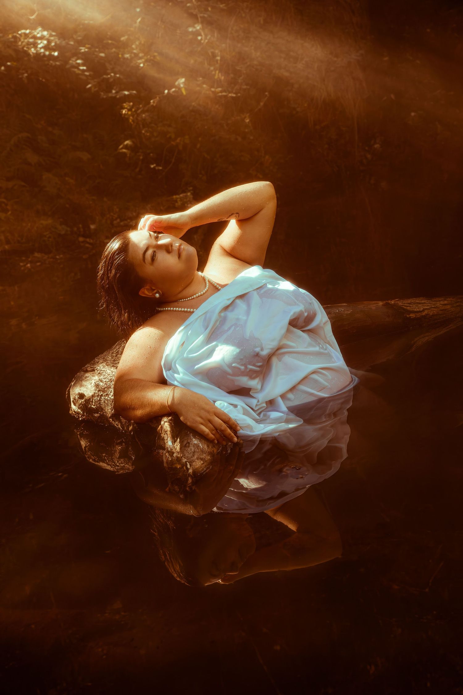 Portrait artistique d’une femme dans un lac de la Loire, incarnant une déesse de l’eau entre mystère et grâce