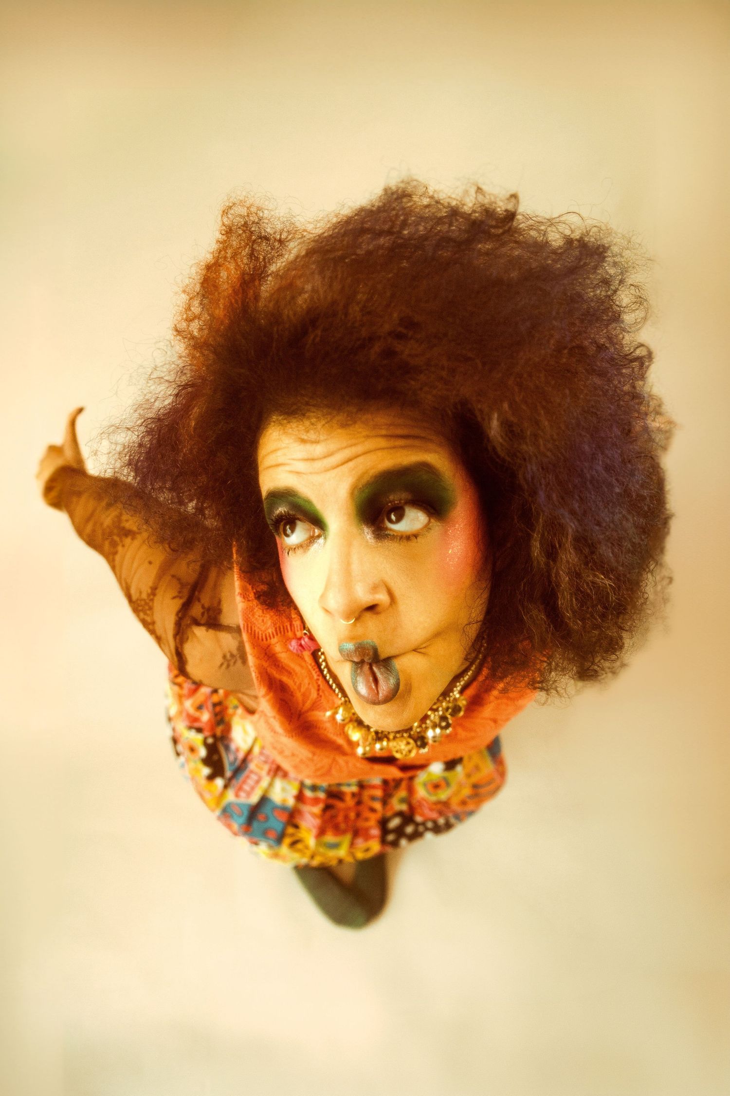 Image d’une femme dans une mise en scène absurde et artistique, ambiance joyeusement barrée, shooting en studio à Saint-Étienne