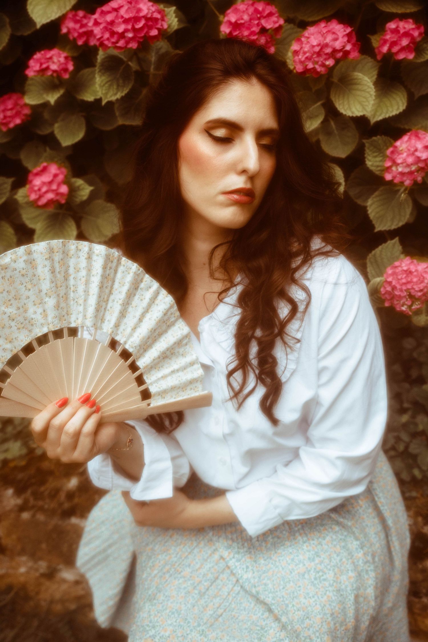 Portrait artistique d’une femme en extérieur dans la Loire, entourée de fleurs, incarnant la beauté naturelle, shooting photo Saint-Étienne