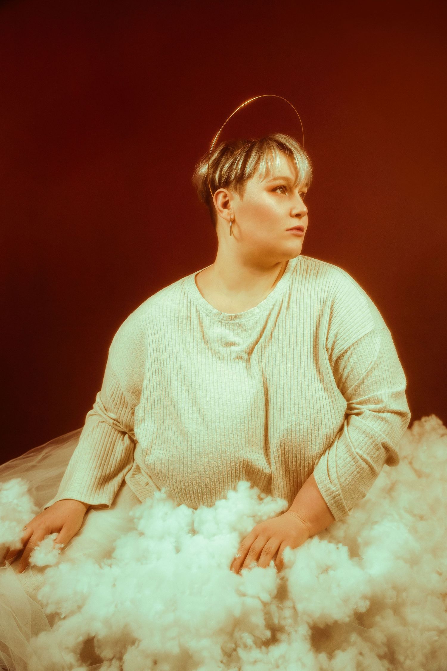 Photo d'une femme en studio dans la Loire, posant dans un halo de lumière blanche, incarnant un ange poétique, shooting photo créatif
