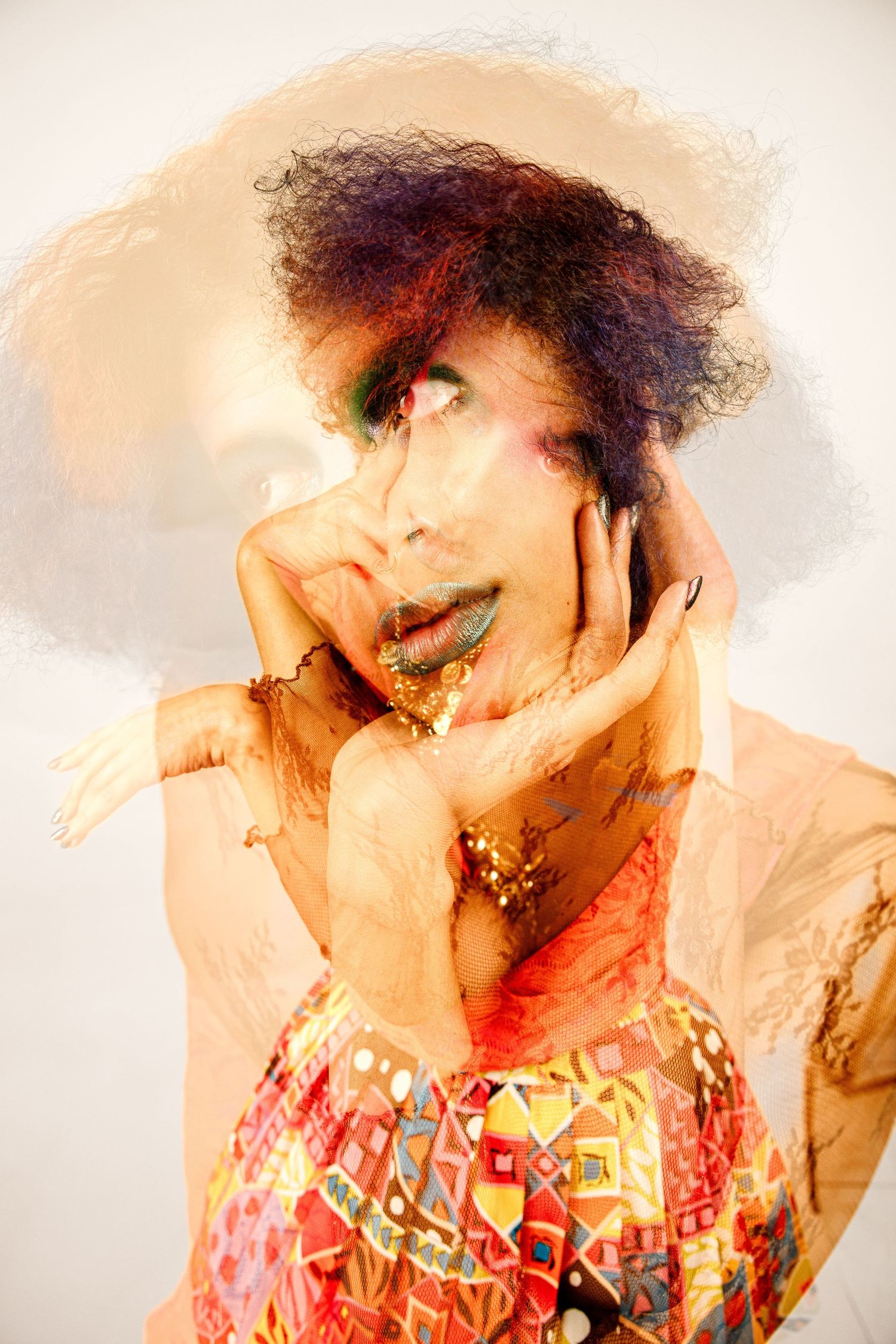 Femme en studio près de Saint-Étienne dans un univers visuel déjanté, couleurs flashy et poses inattendues, séance photo créative