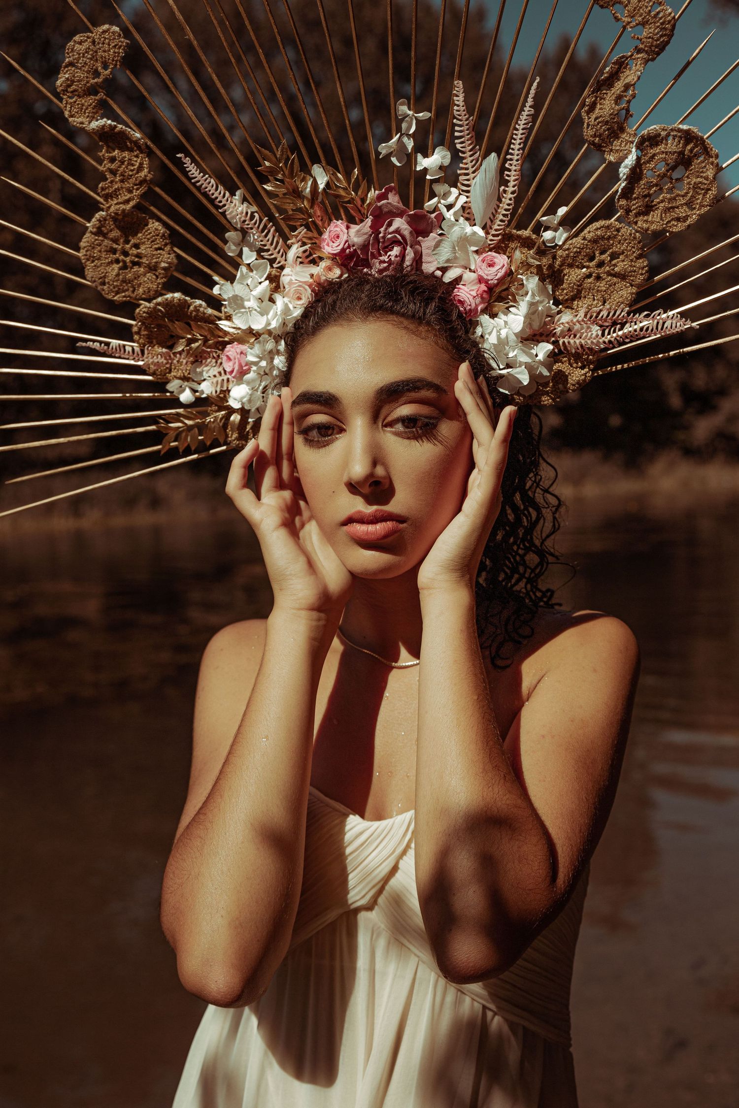 Portrait d’une femme dans un décor naturel, incarnant une déesse de l’eau sereine et envoûtante