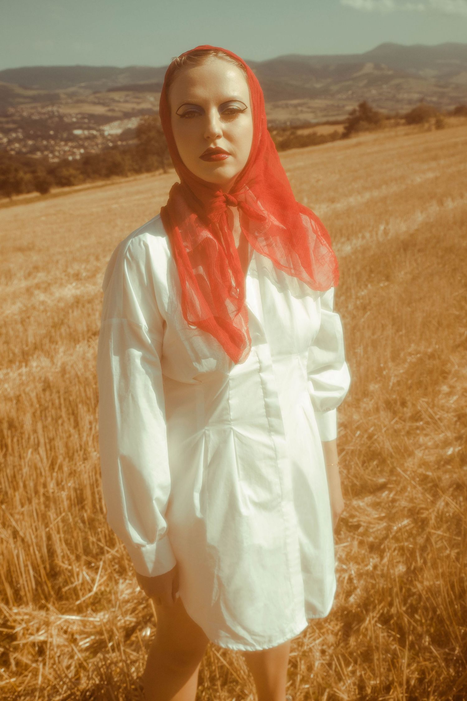 Portrait d'une femme debout dans un champ près de Saint-Étienne, shooting photo artistique Loire