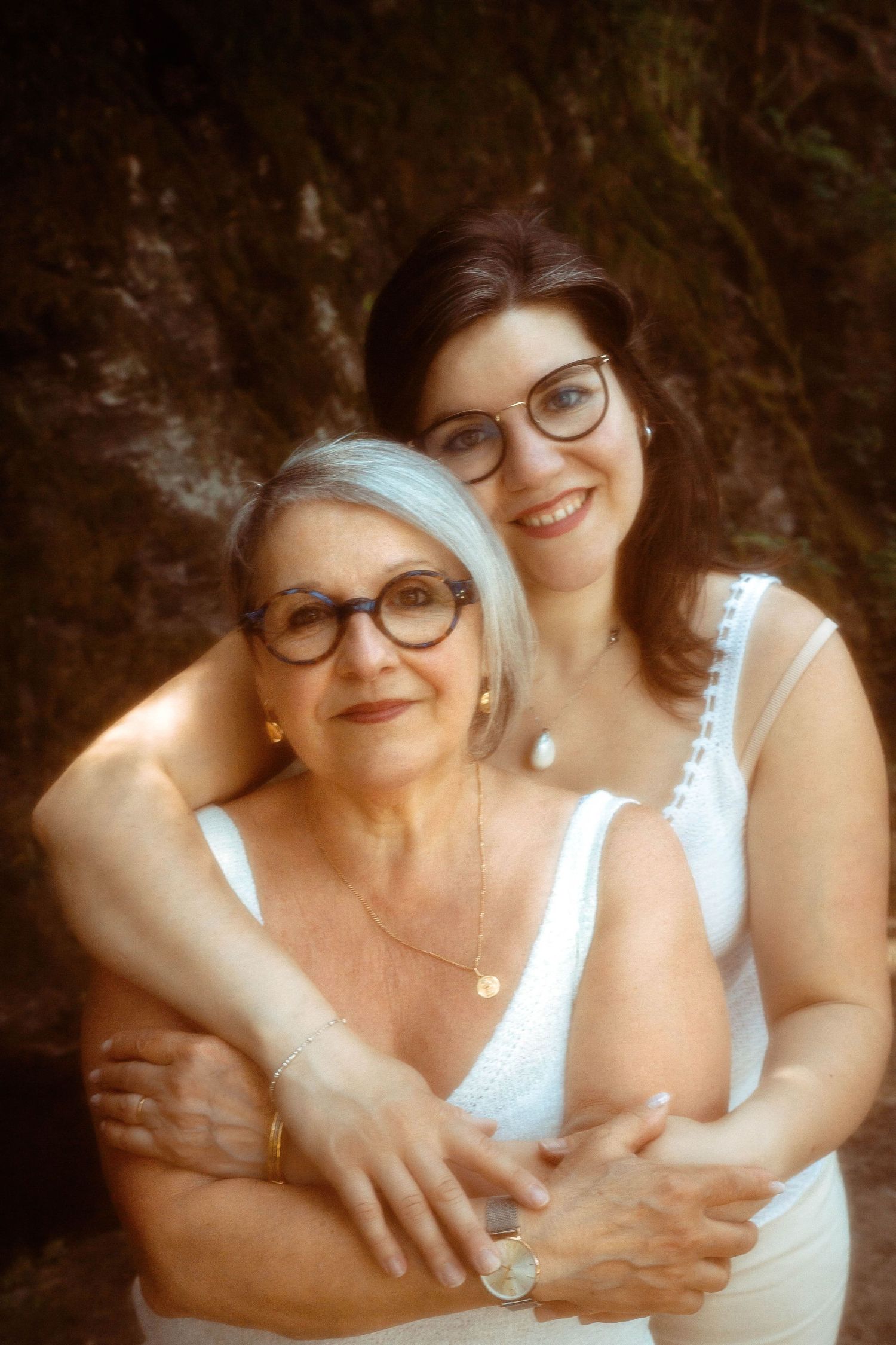 Portrait d'une mère et sa fille s'enlaçant, souriantes lors d'une séance photo près de Saint-Étienne