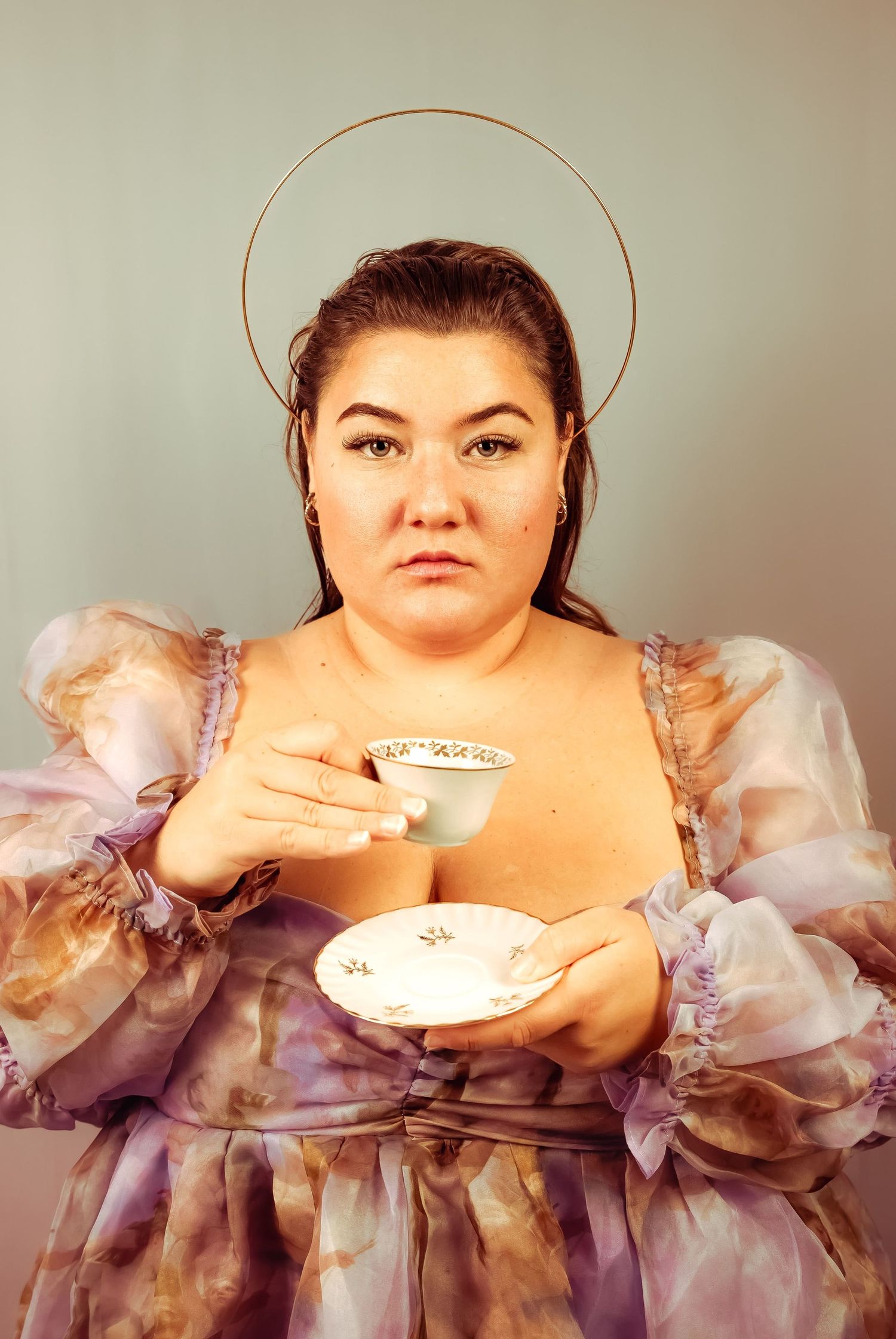 Portrait artistique en studio à Saint-Étienne représentant une femme comme une déesse, symbole de confiance et de beauté