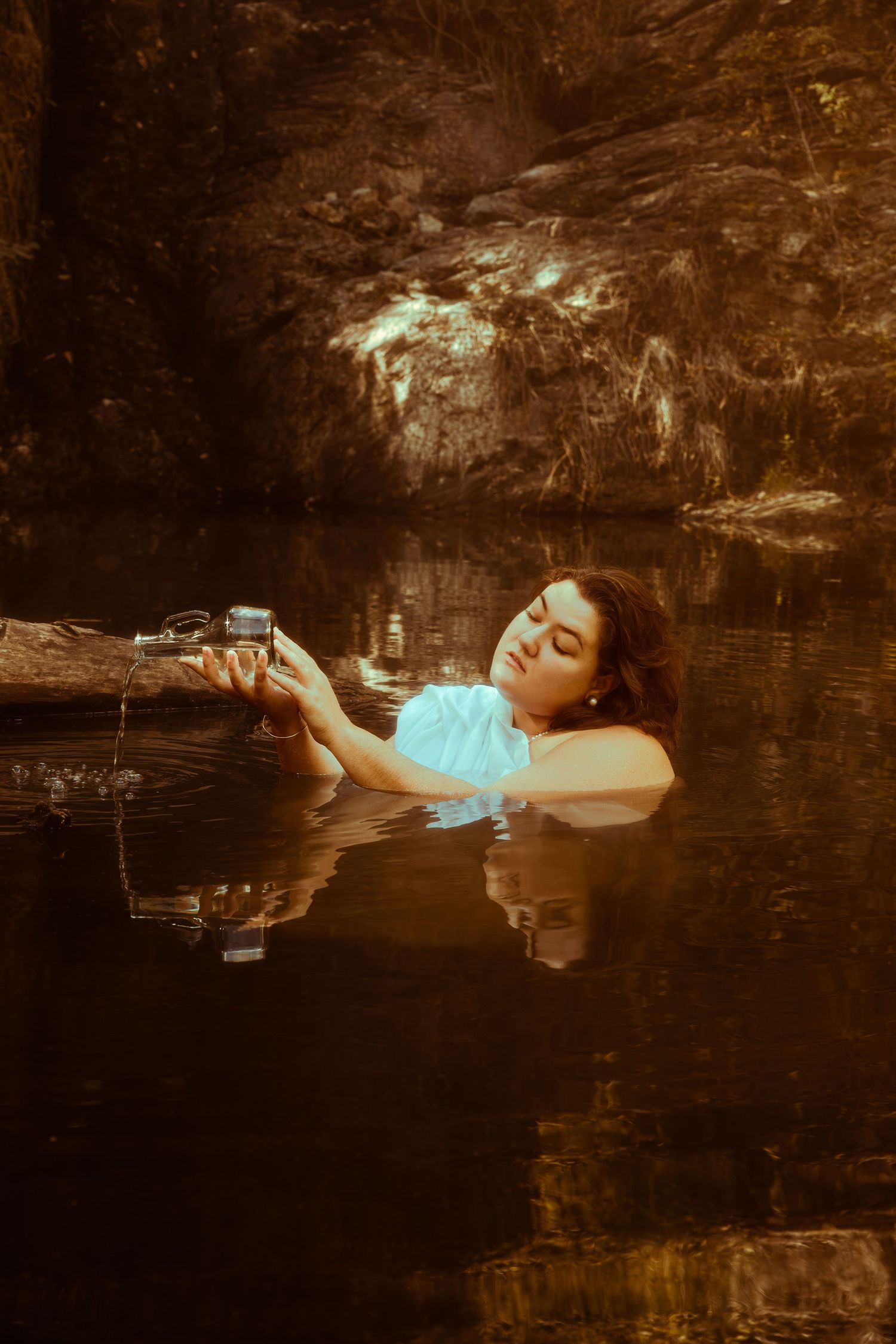 Femme dans un lac, habillée de lumière et d’eau, illustrant une déesse aquatique mystique, shooting photo artistique Loire