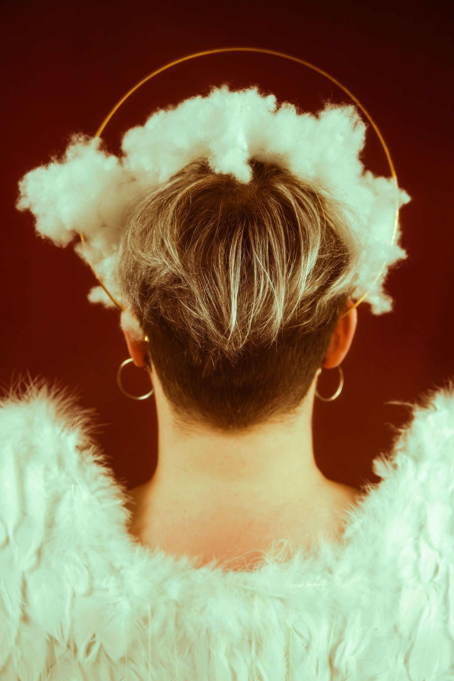 Femme en studio dans la Loire dans un univers céleste, posant comme une figure angélique, shooting photo artistique