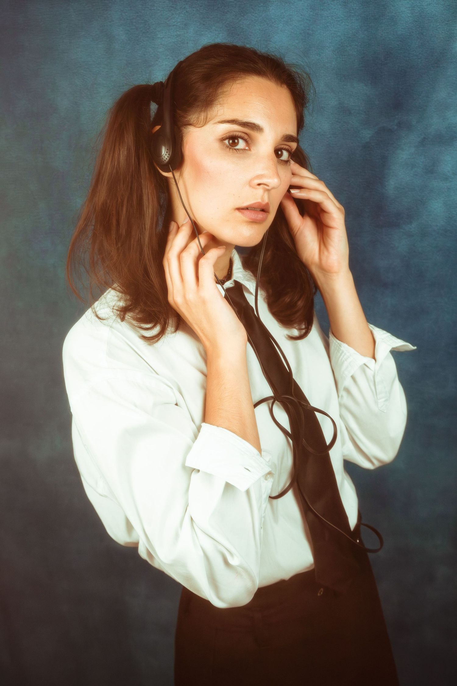 Shooting photo en studio, femme assurée et confiante en shooting photo artistique vintage à Saint-Étienne dans la Loire