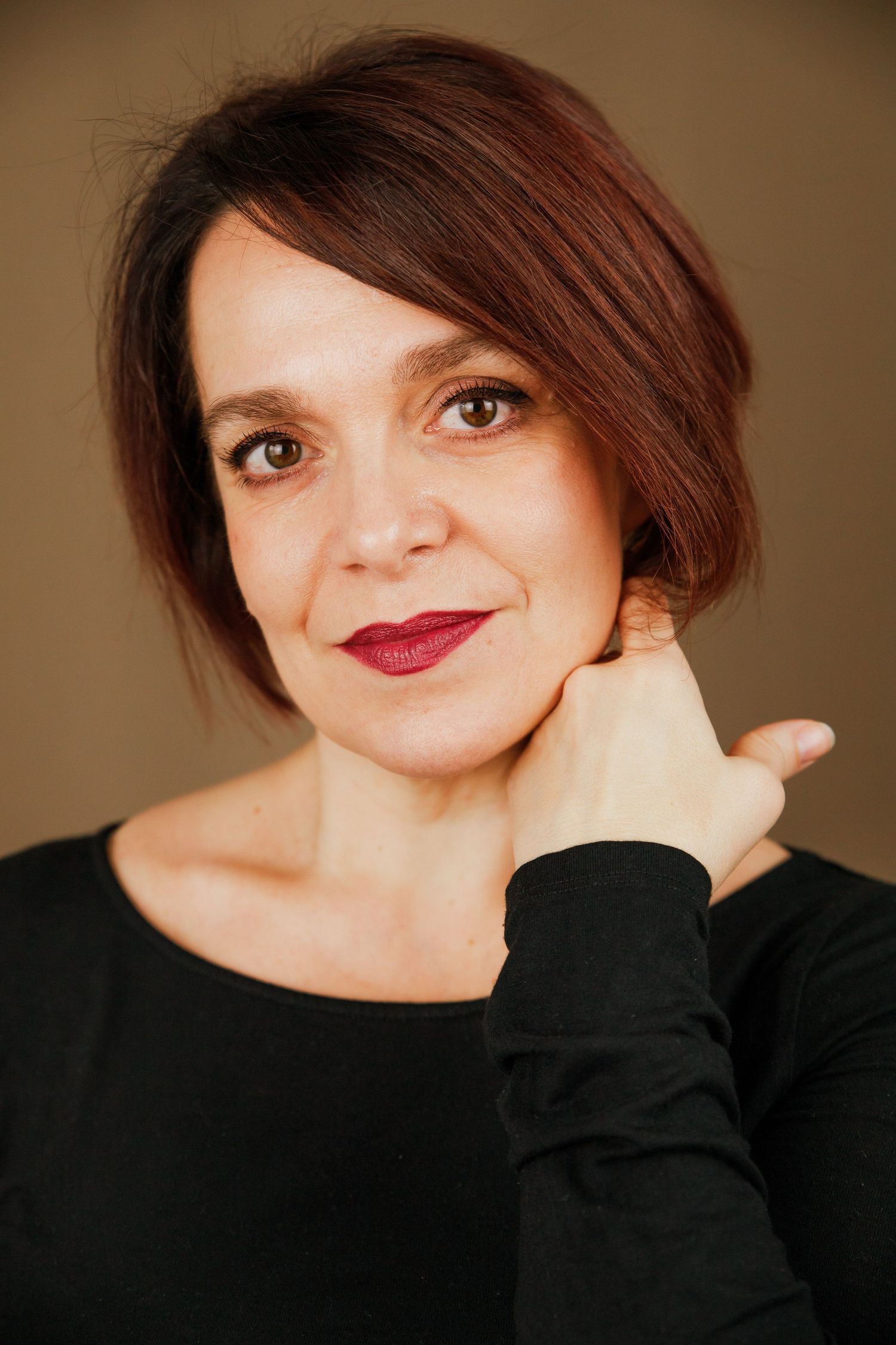 Portrait en studio photo d'une femme ayant confiance en elle, près de Saint-Étienne