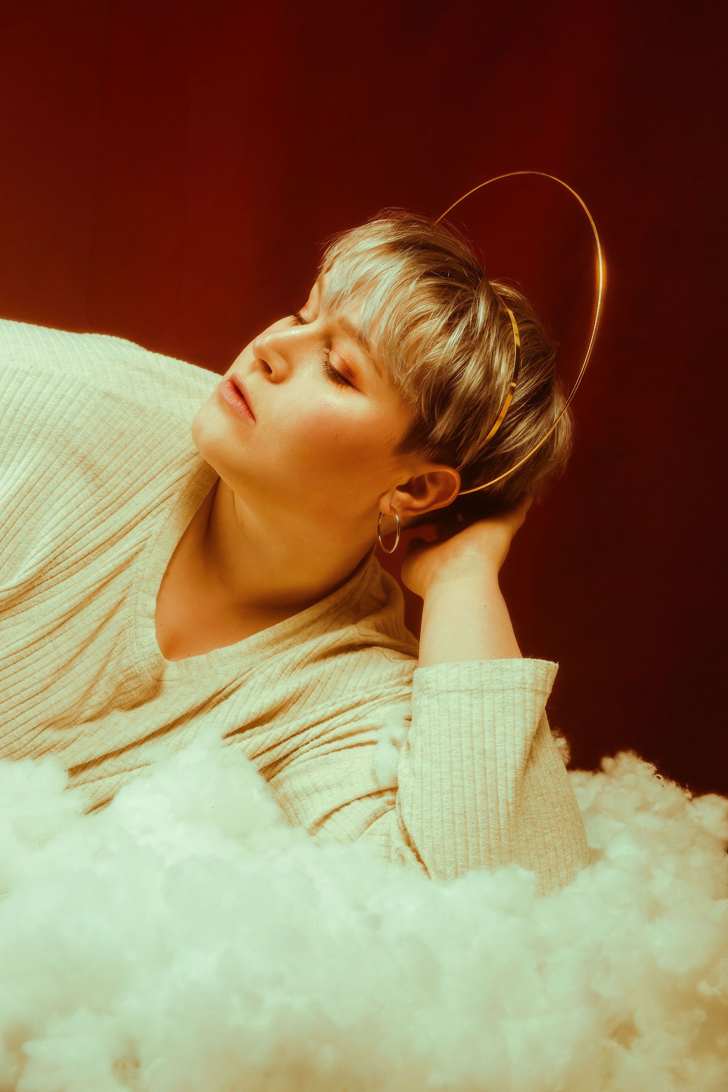 Portrait artistique en studio dans la Loire d’une femme incarnant un ange lumineux et apaisant, séance photo créative