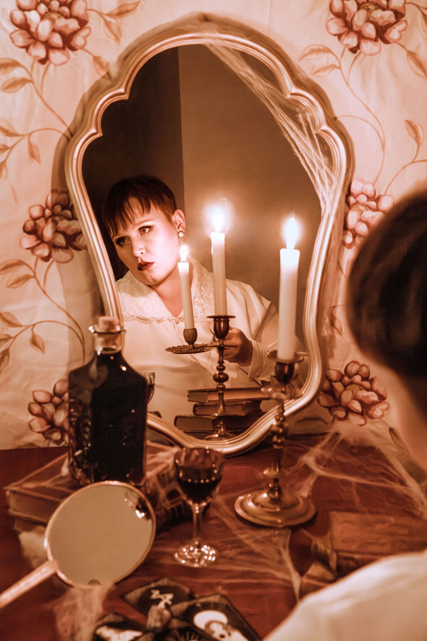 Photographie d'une femme dans une ambiance halloween , sombre et ésotérique avec des bougies lors d'une séance photo à Saint-Étienne