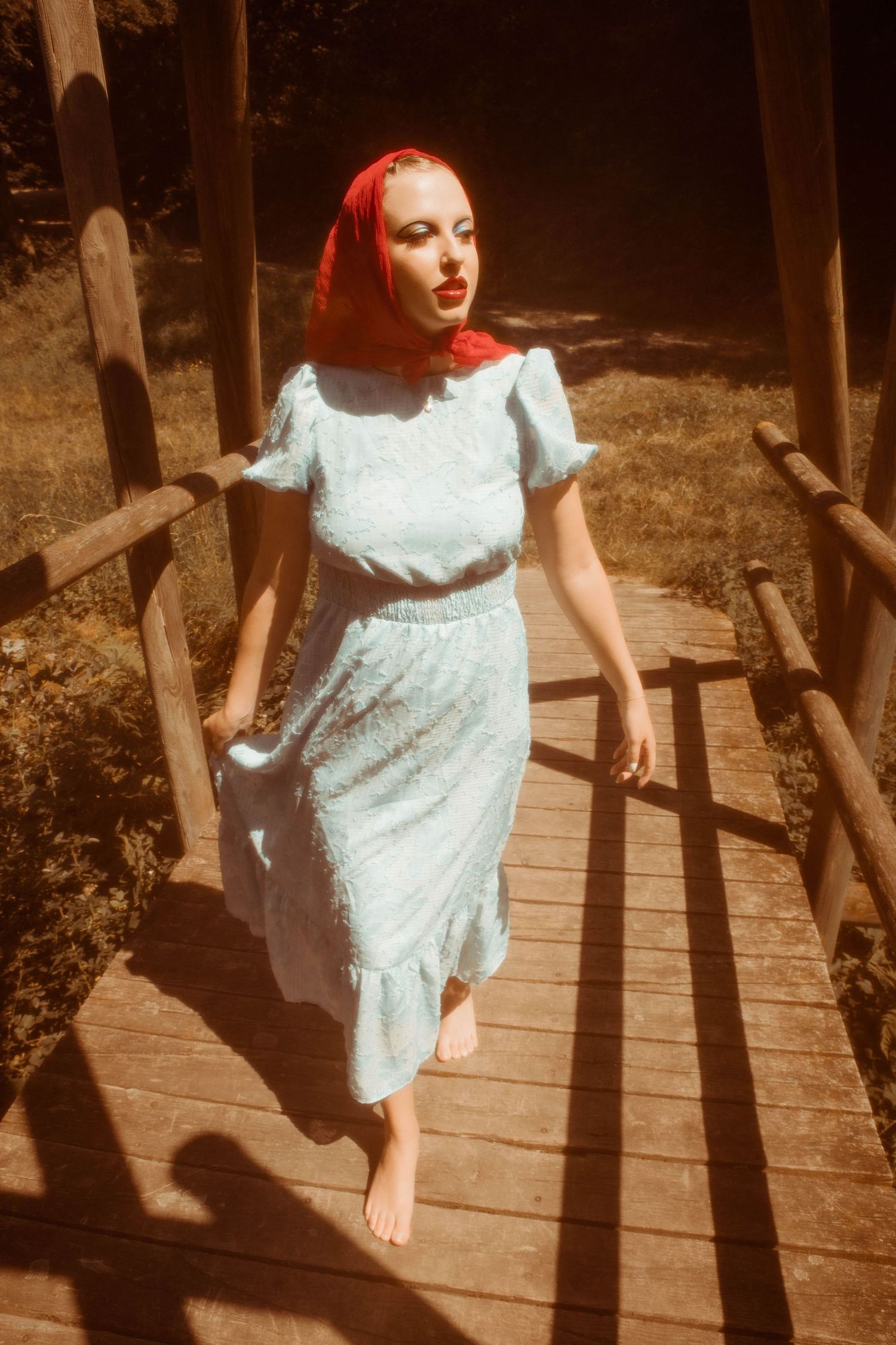 Portrait d'une femme marchant sur un pont dans le département de la Loire, séance photo artistique immersive près de Saint-Étienne