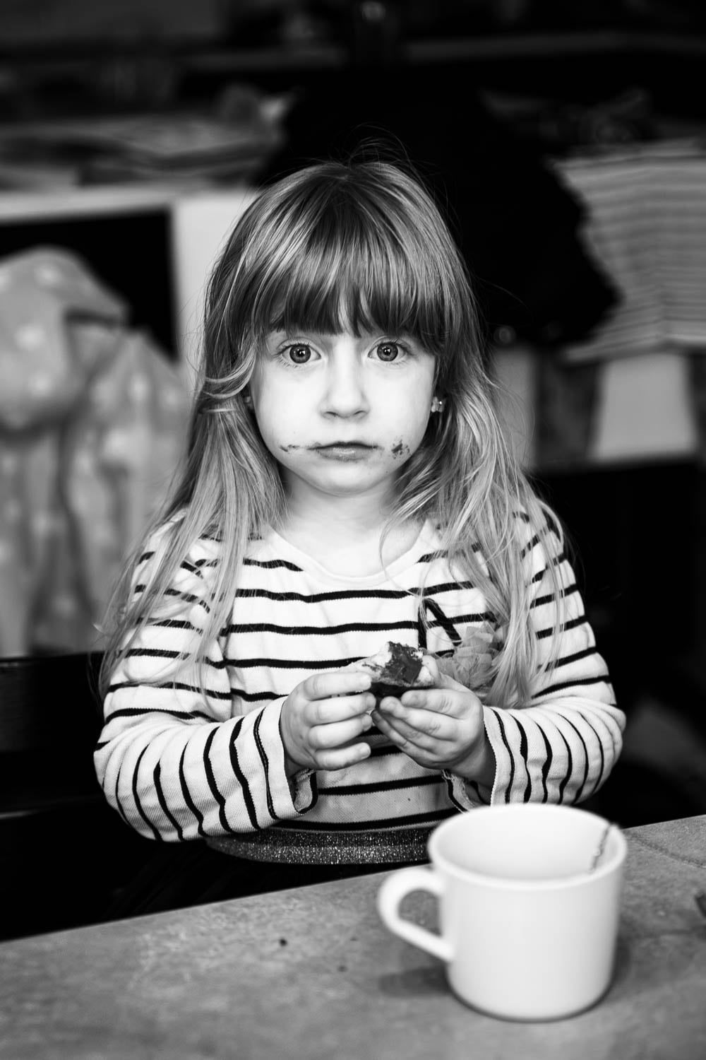 Image douce d'un enfant à la maison dans la Loire, capturant un instant de confiance et de bonheur