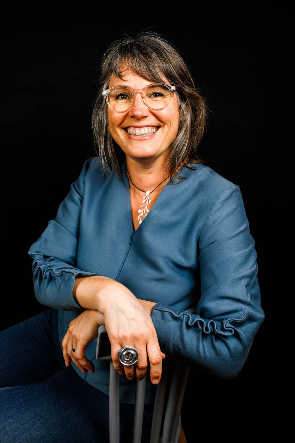 Séance photo en studio dans la Loire, femme dans un cadre corporate, mettant en avant son professionnalisme et son assurance