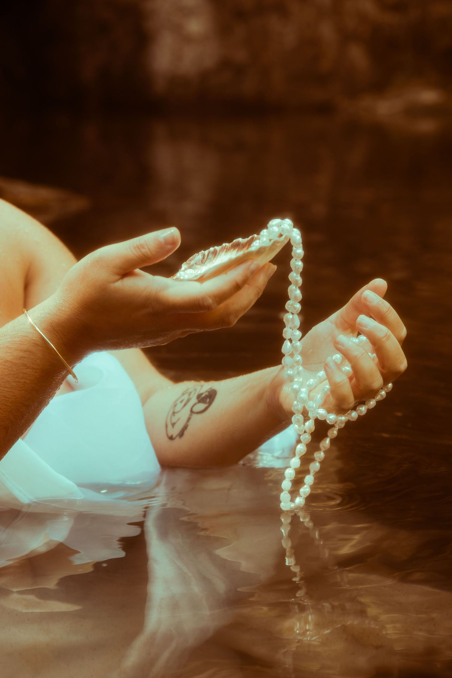 Image artistique d’une femme dans un décor aquatique, incarnant fluidité, douceur et pouvoir, séance artistique près de Saint-Étienne