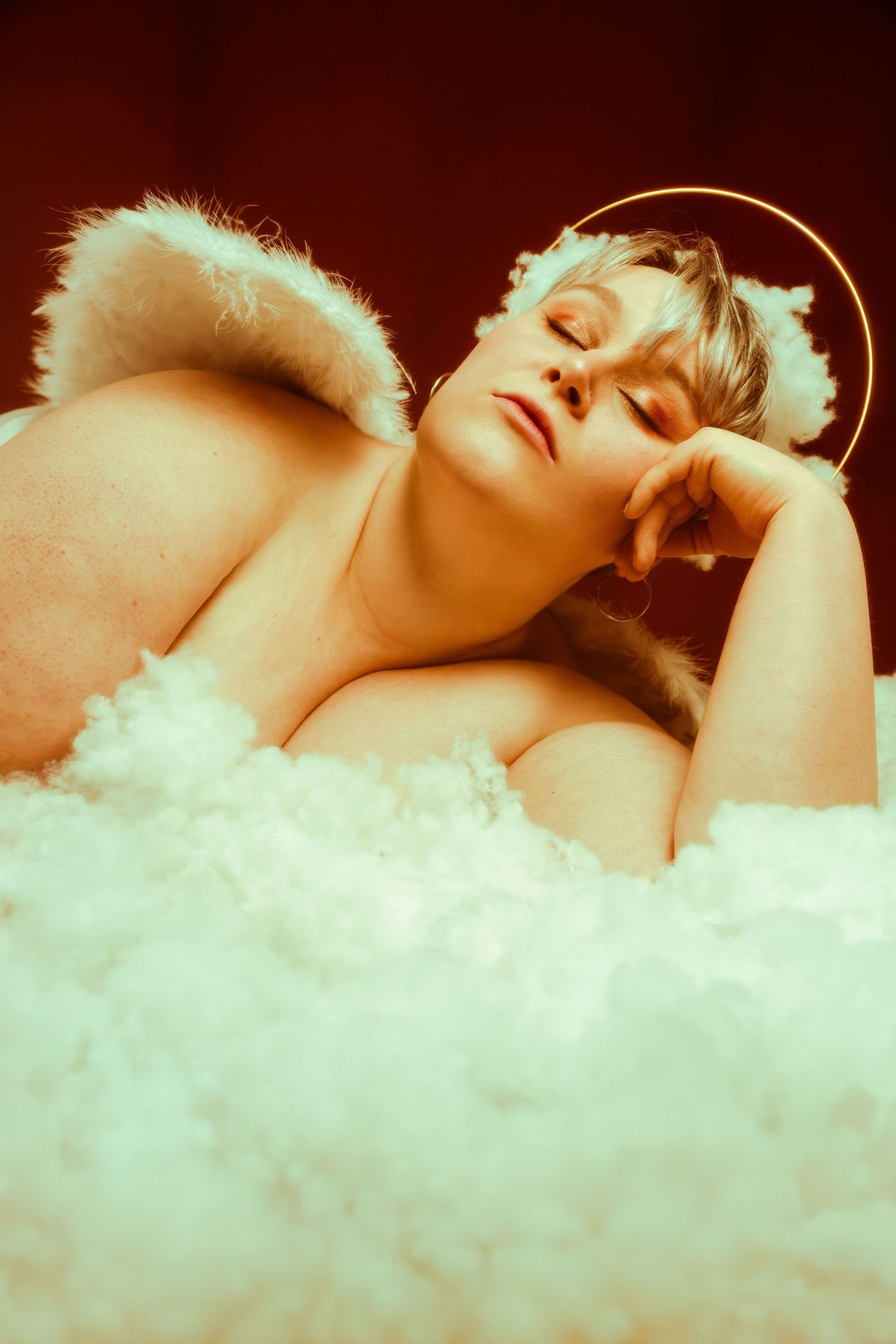 Photo d’une femme en studio à côté de Saint-Étienne, thème ange, baignée de lumière douce et pure, séance photo artistique