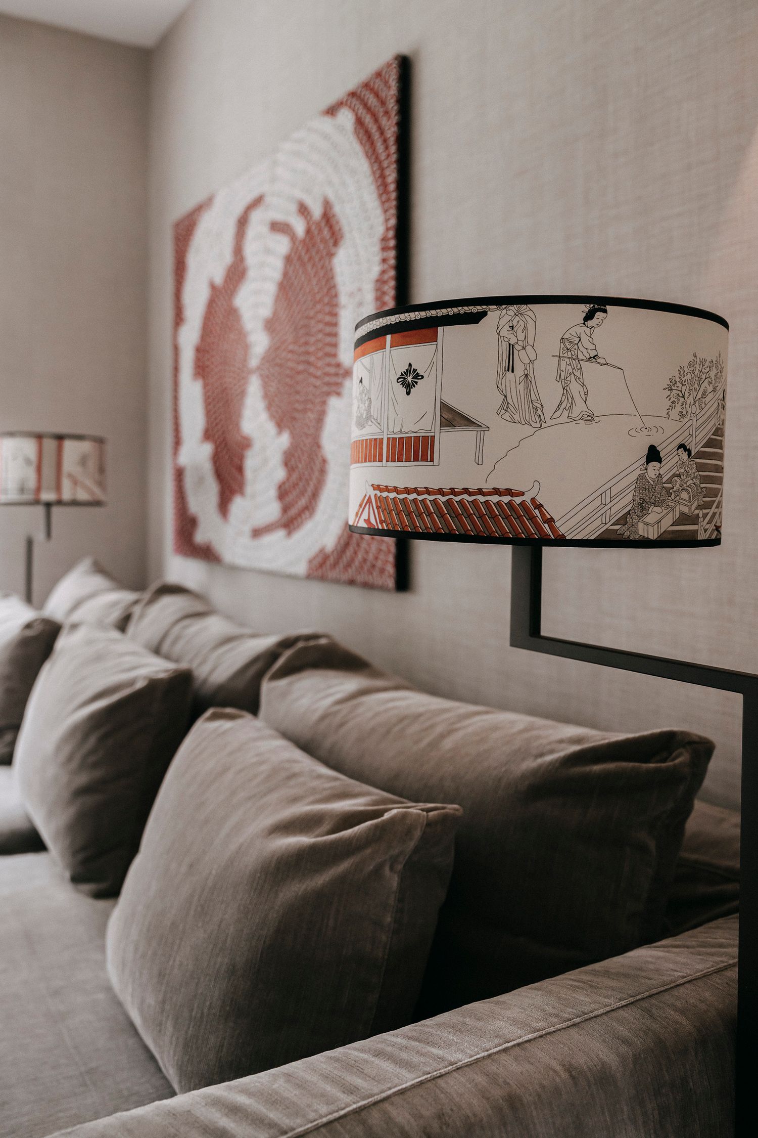 Design woonkamer in een jaren ’30 huis in Laren, ontworpen door Sies Interior Design. Behang en zelf ontworpen lampen kappen.
