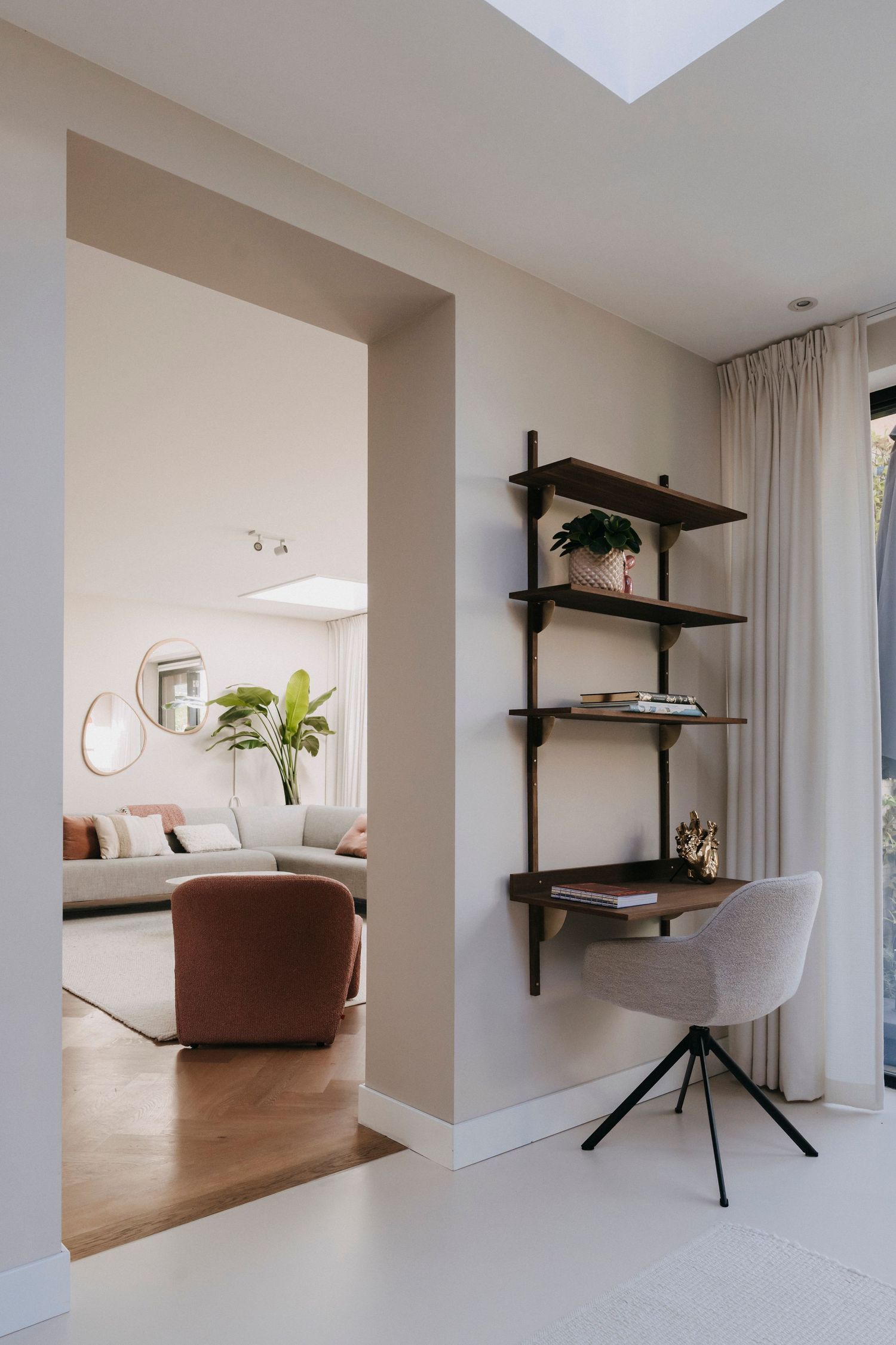 Een tijdloze basis, met sfeer die meebeweegt. Oh studio ontwerpt een duurzame, stijlvolle basis. natuurlijke materialen en rust.