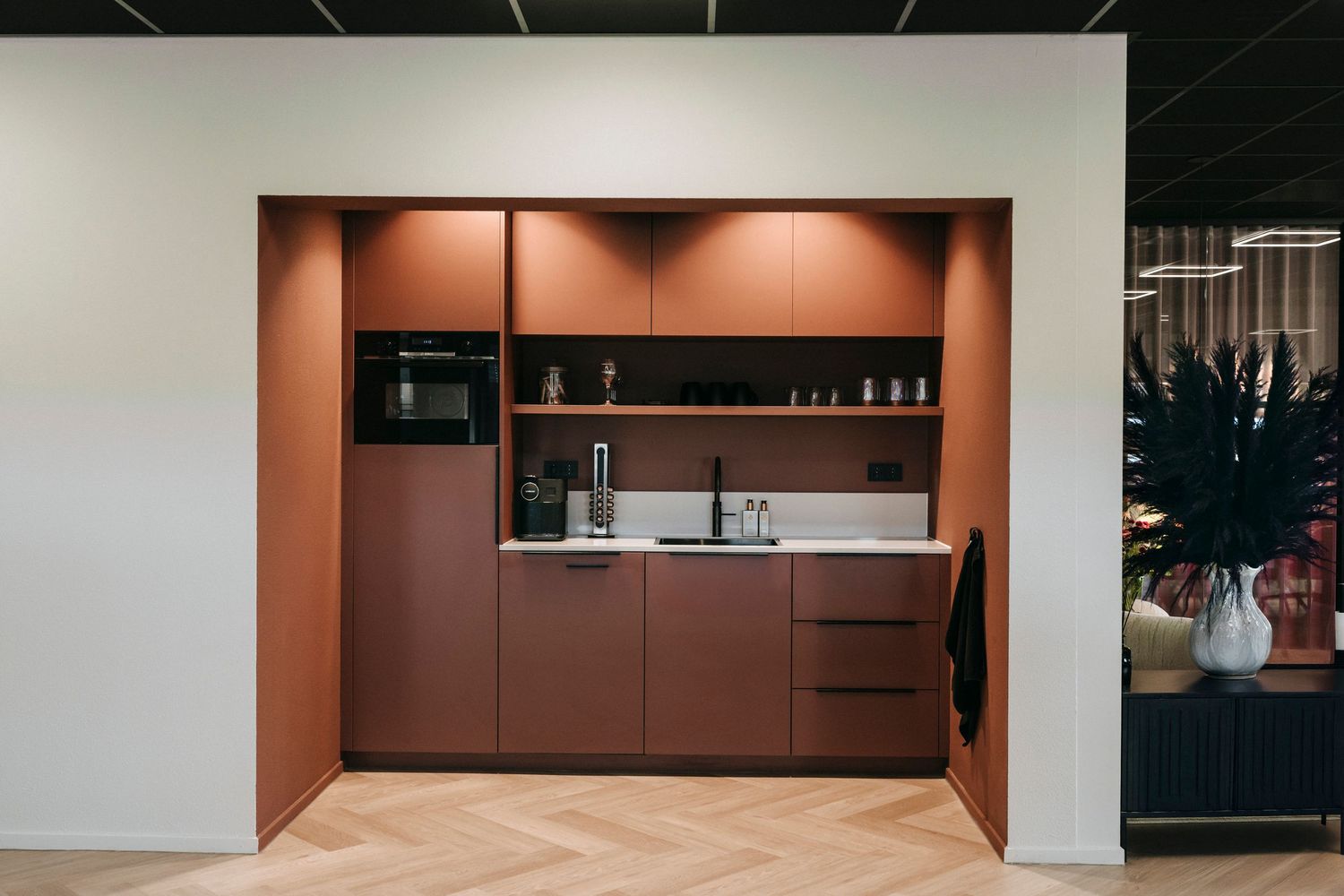Modern en warm kantoorinterieur met een WOOOD zitje en een videoscherm naast de vergadertafel. Vastgelegd door fotograaf Edith Maaskant