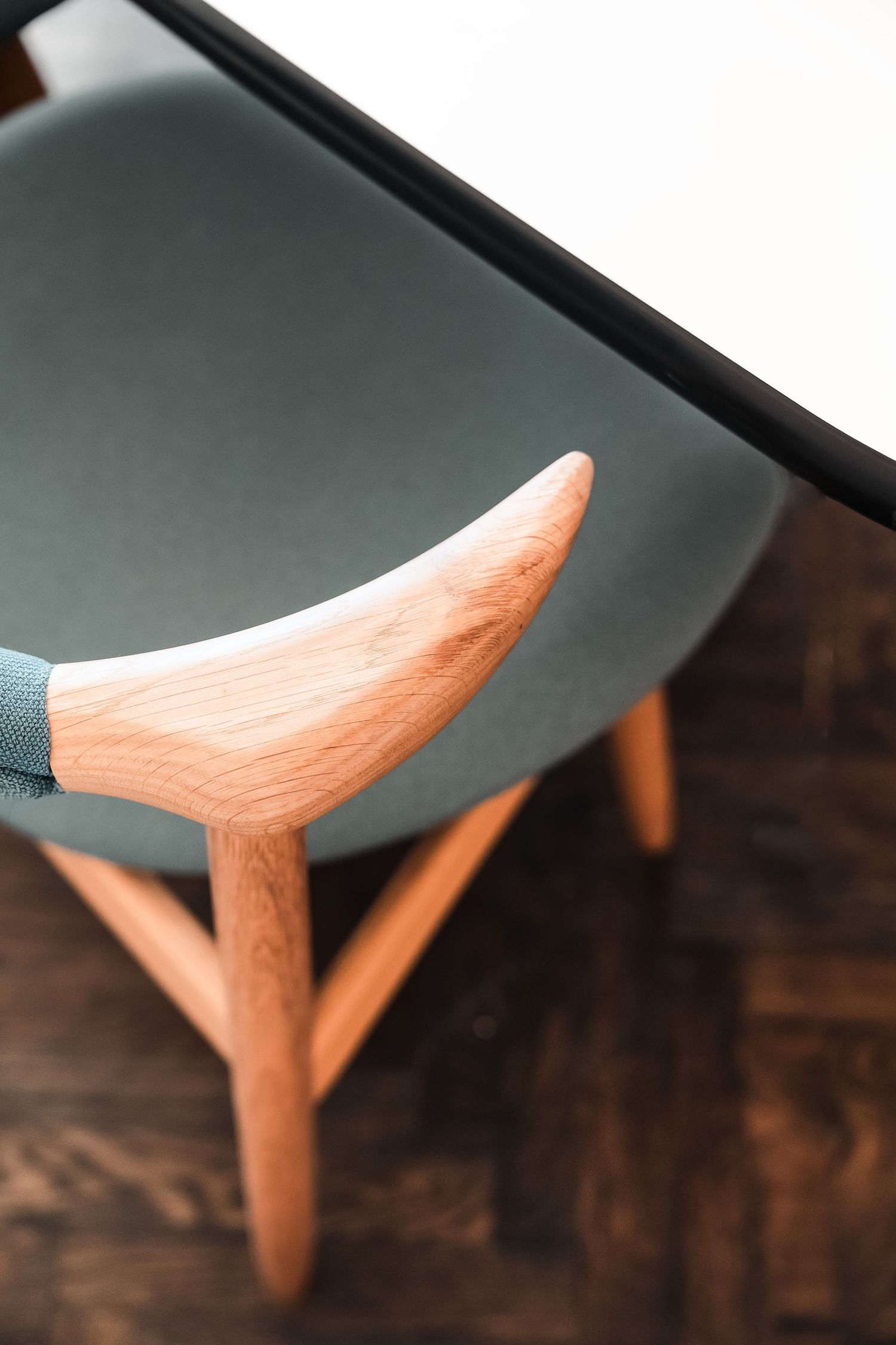 Detail van designstoel met opvallende kleur en textuur, onderdeel van het expressieve interieur van Studio Sparkle