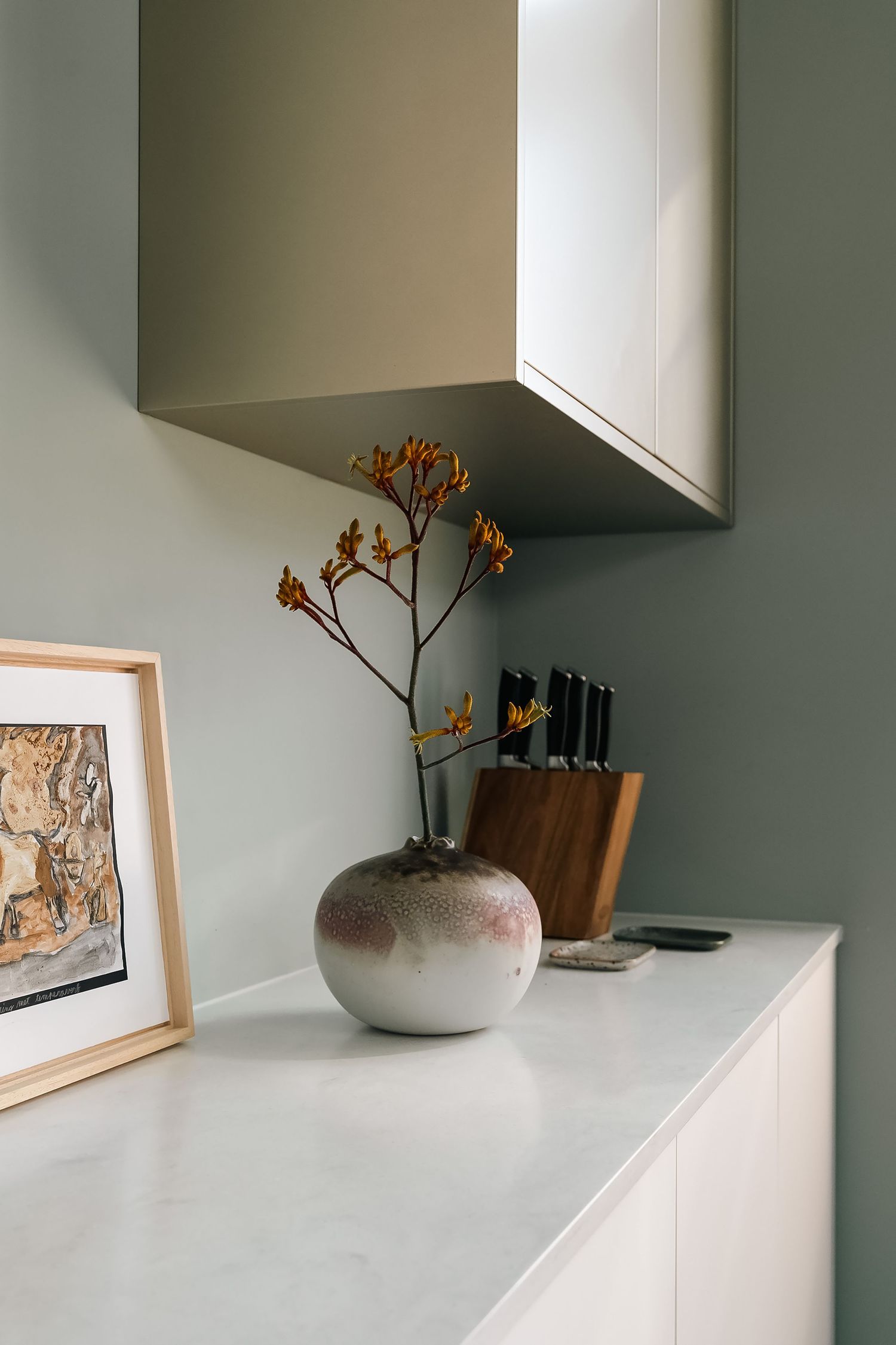 Kleurrijke keuken met speelse accenten en modern design, ontworpen door Studio Sparkle in Weespersluis.