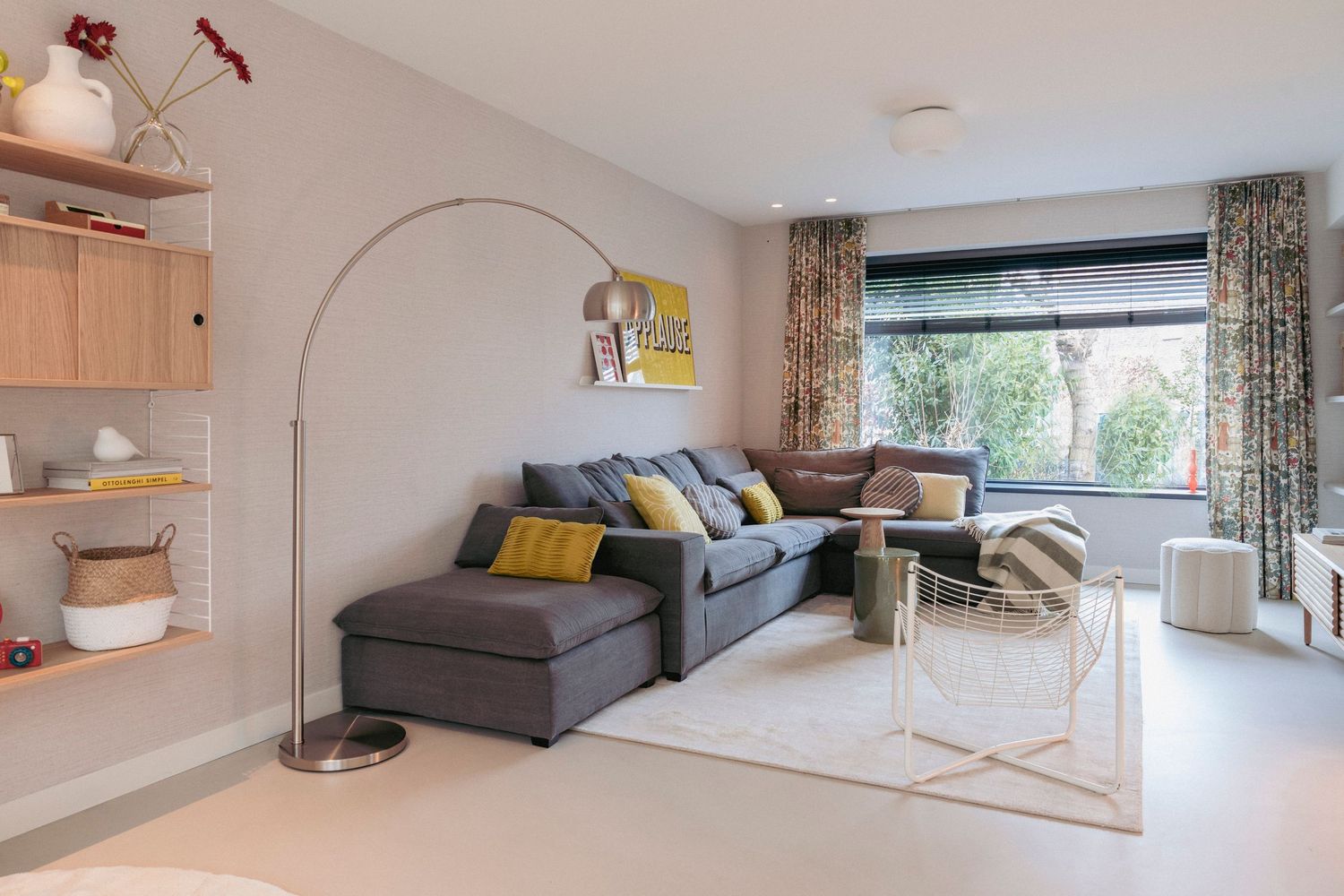 Moderne woonkamer ontworpen door MM Interior Design in Heemstede. Grijs met gele teinten, comfortabele meubels en styling.