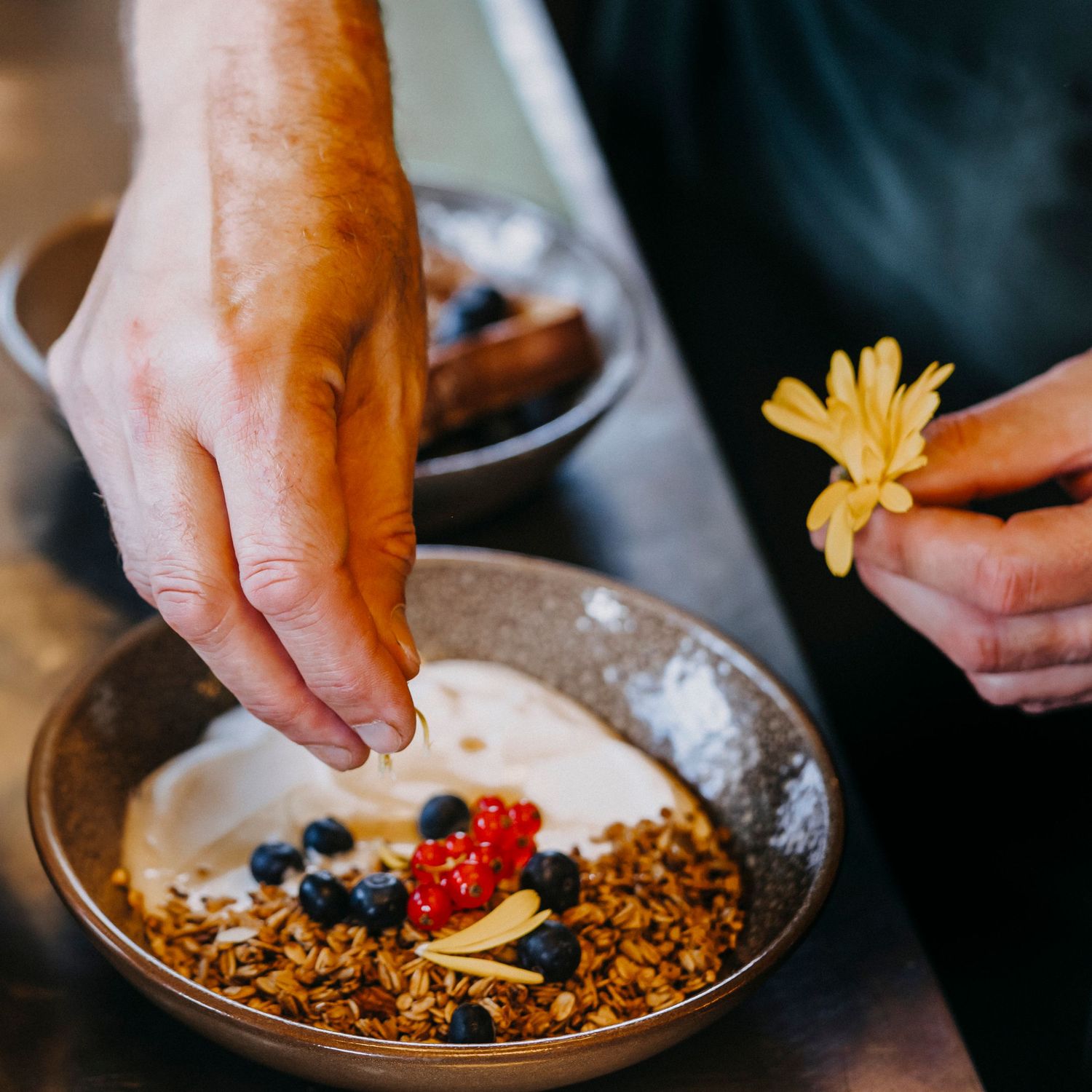 Ontbijt met zorg gedecoreerd met eetbare bloemen – duurzame, creatieve keuken bij De Dakkas in Haarlem.
