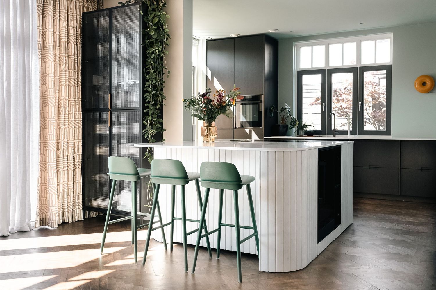 Kleurrijke keuken met speelse accenten en modern design, ontworpen door Studio Sparkle in Weespersluis.