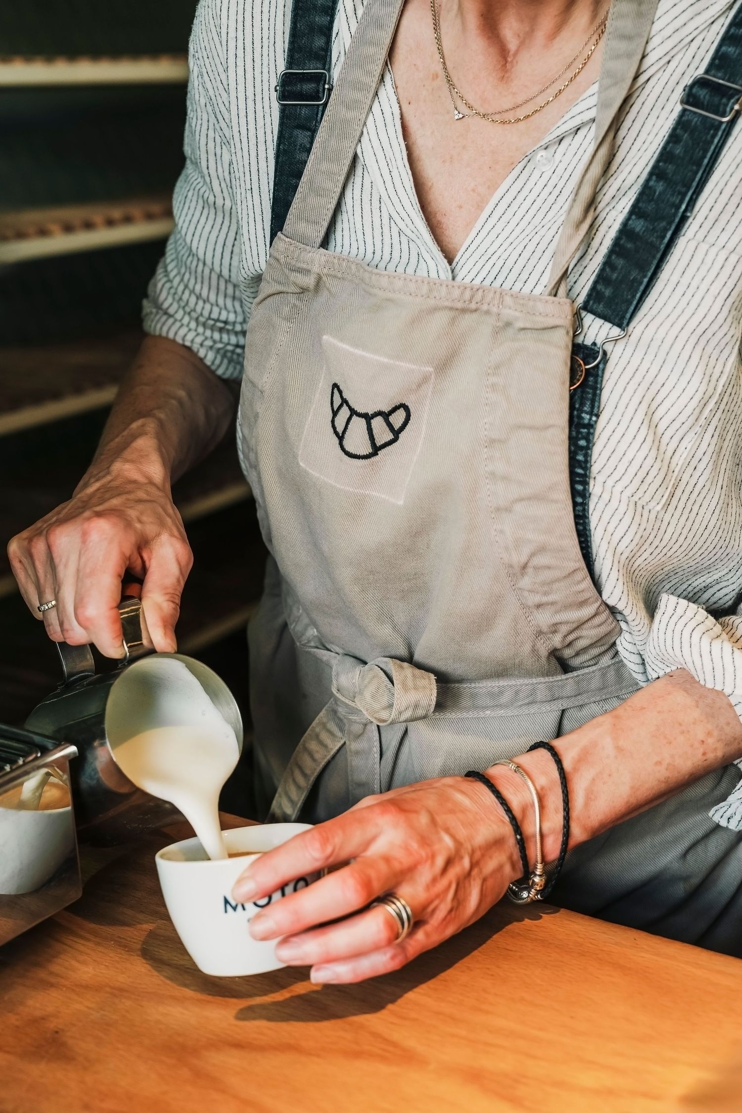 Bob bereidt een cappuccino voor het ontbijt – goede koffie als perfecte match bij versgebakken brood