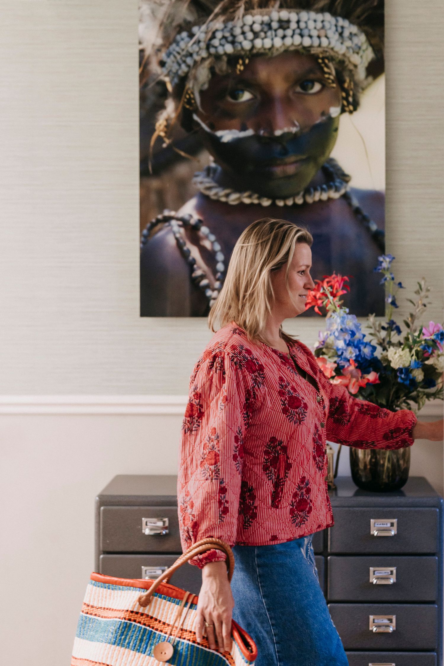 Medisch specialist met een Kenia fascinatie. Personal branding, wandelend door de hal met Kenia foto aan de wand
