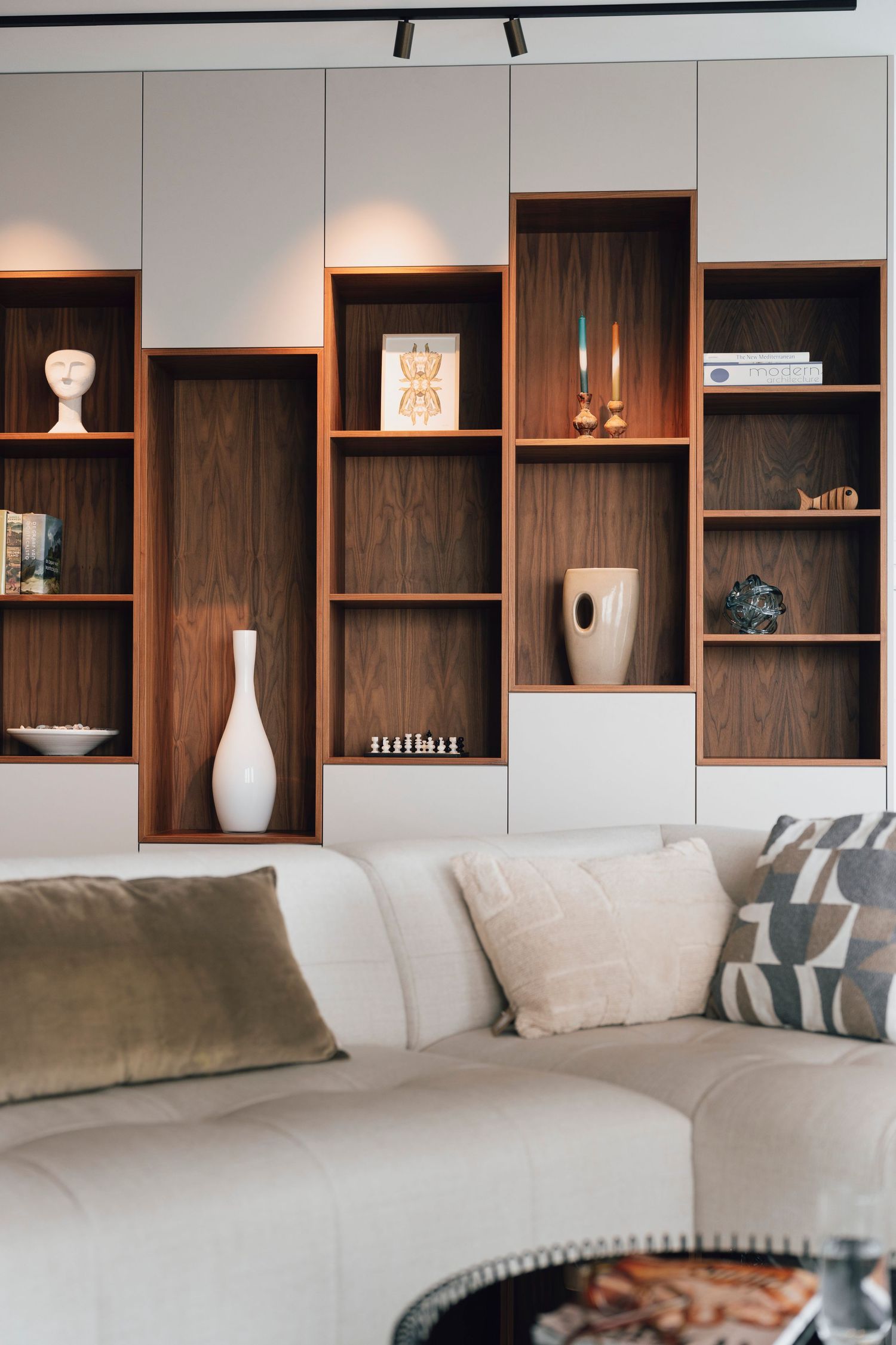 Penthouse in Sluishuis, IJburg met maatwerk meubels, elementenbank, kunst en uitzicht op Durgerdam. Interieur & fotografie.