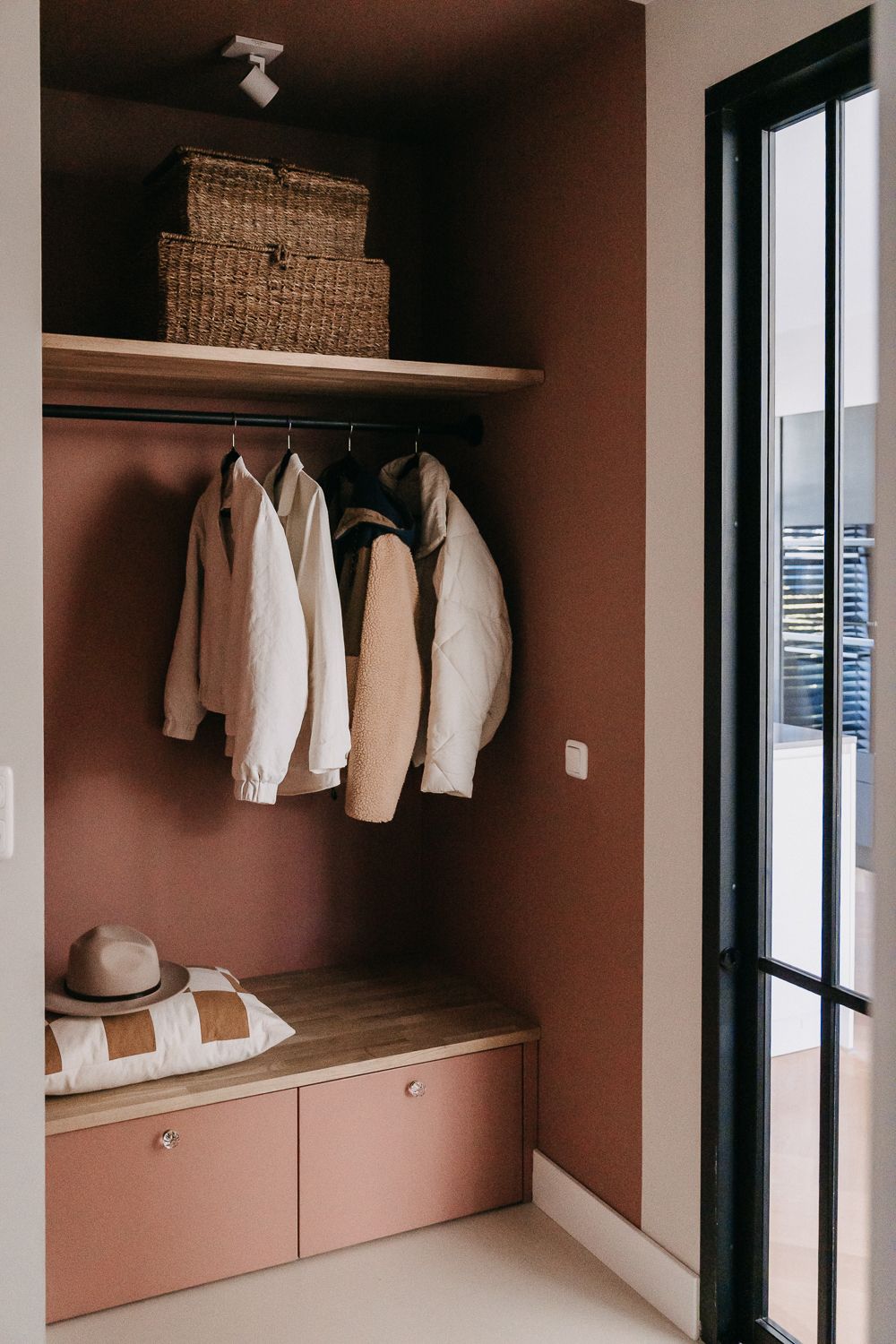 Een tijdloze basis, met sfeer die meebeweegt. Oh studio ontwerpt een duurzame, stijlvolle basis. natuurlijke materialen en rust.