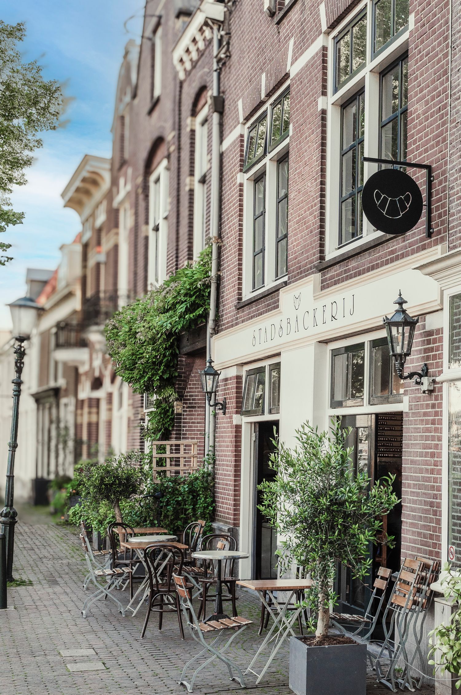 Authentiek pand aan de Sluis in Muiden, waar Bob Bakt zijn ambachtelijke bakkerij runt met liefde en aandacht.