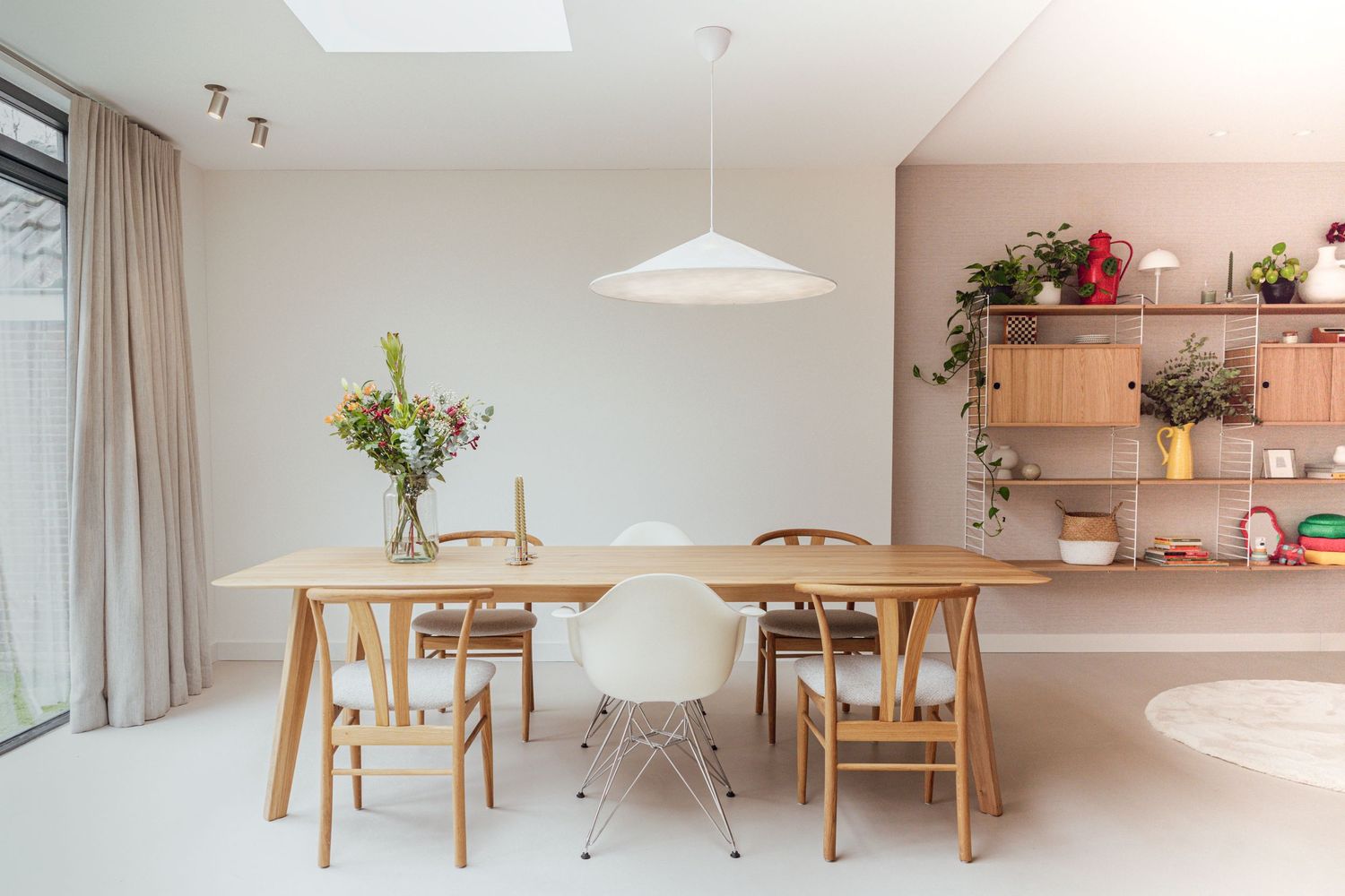 Sfeervolle eetkamer gecreëerd door MM Interior Design in Heemstede. Mooie balans tussen functionaliteit en stijl, met aandacht voor detail.