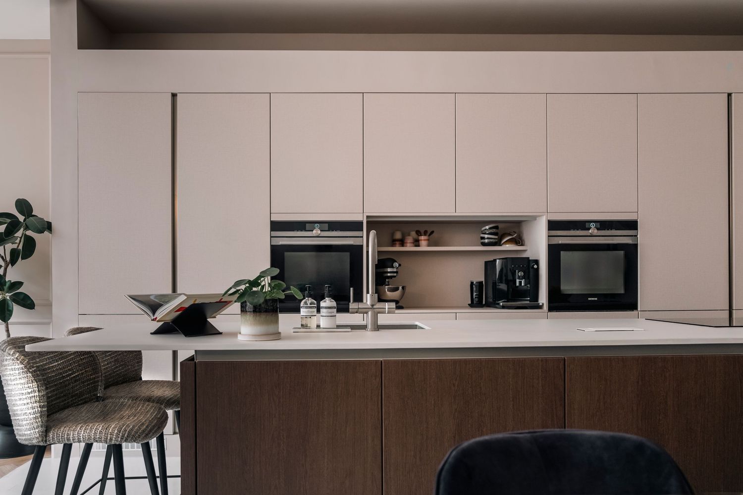 Designkeuken van NXT CHPTR in Amsterdam IJburg – een open, licht en functioneel geheel met strakke lijnen, warme houttinten en gewrapped.