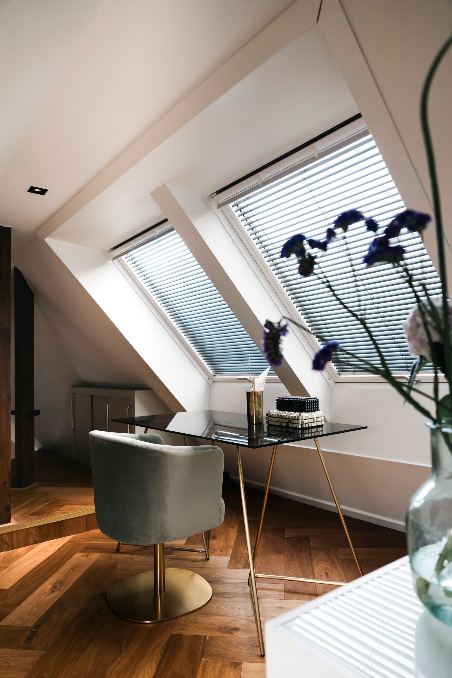 Compacte, lichte werkkamer met rustige styling door Milk Interieur – slim benut voor comfort en focus.