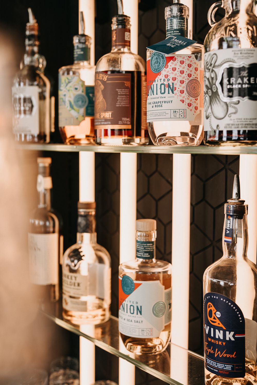 De cocktailbar van De Dakkas – frisse, kleurrijke drankjes geserveerd in een groene, open setting boven de stad.