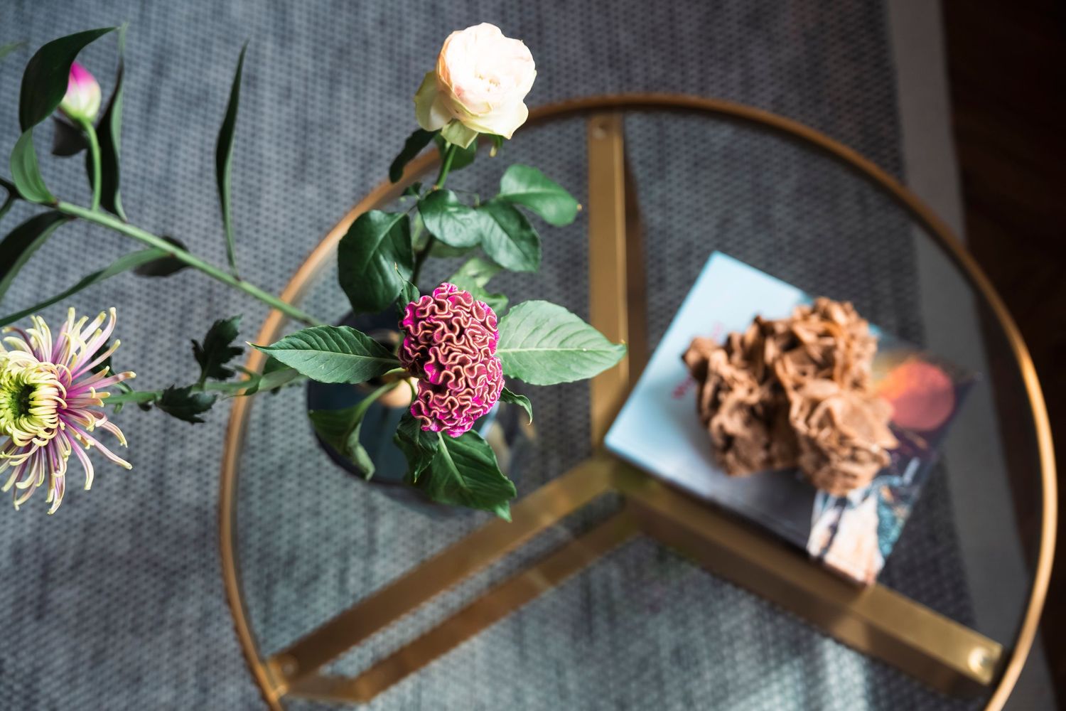Design tafel met decoratie en bloem. Een verfijnde styling van Milk Interieur.
