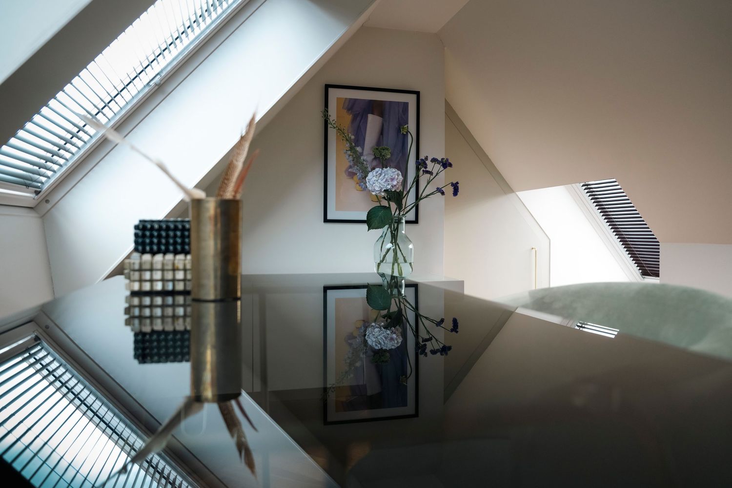 Compacte, lichte werkkamer met rustige styling door Milk Interieur – slim benut voor comfort en focus.