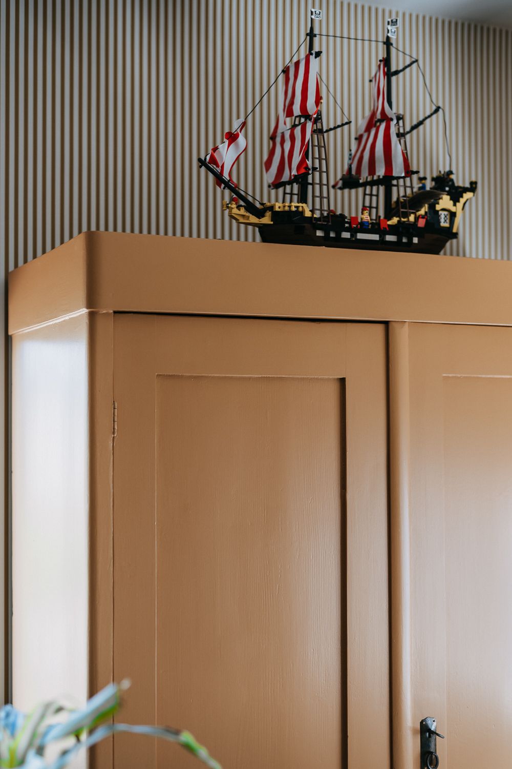 Tienerkamer met authentieke kledingkast, behang en lego schip uit de jaren 80.